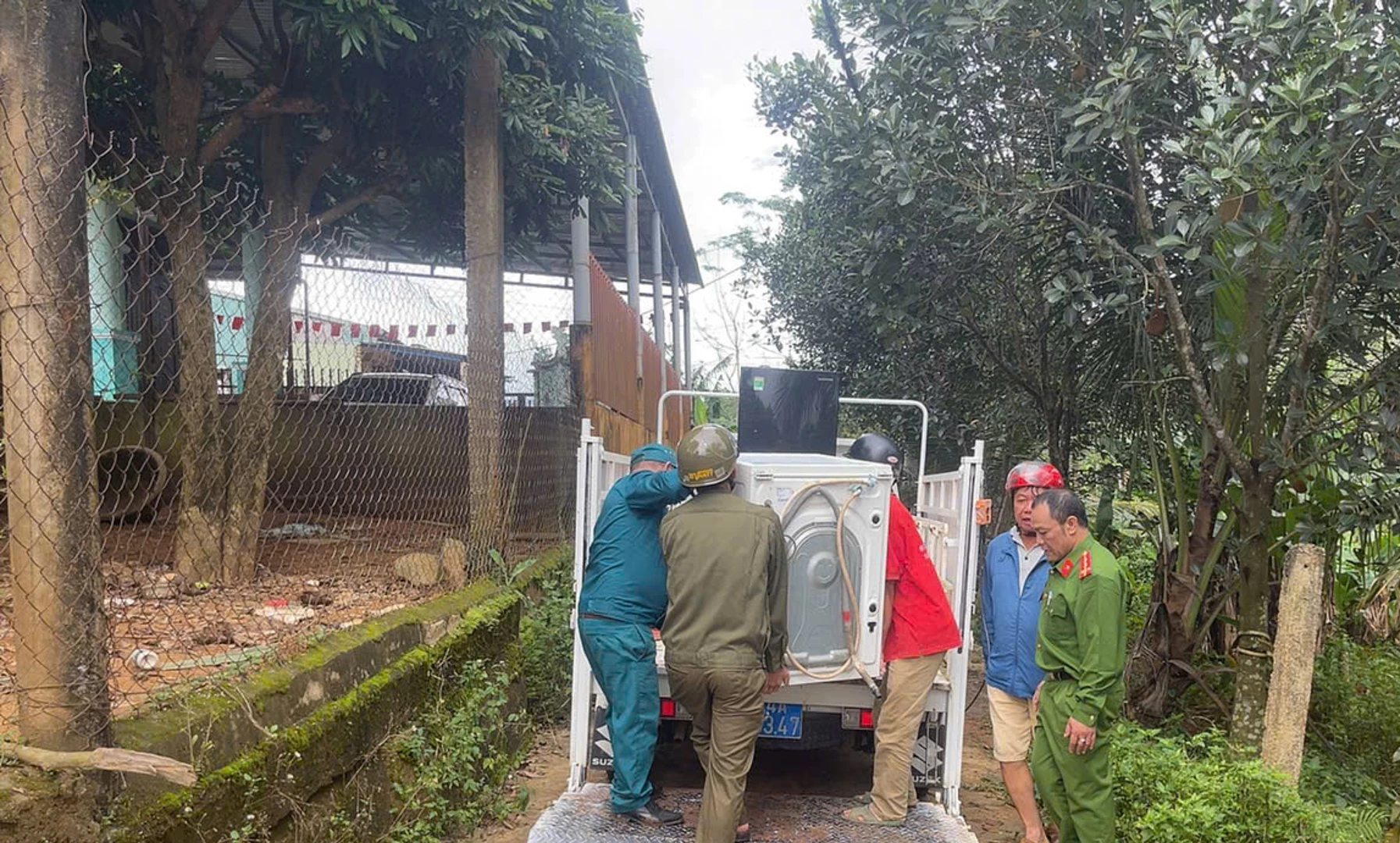 Chính quyền địa phương hỗ trợ gia đình bà Nguyễn Thị Thương di dời đồ đạc ra khỏi khu vực sụt lún - Ảnh: L.T