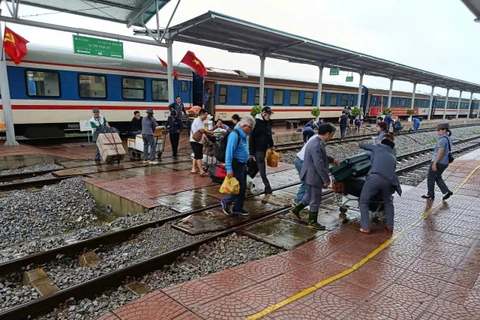 Công tác chuyển tải hành khách được ngành Đường sắt thực hiện khẩn cấp nhằm ứng phó với ảnh hưởng từ bão số 13. (Ảnh: PV/Vietnam+)