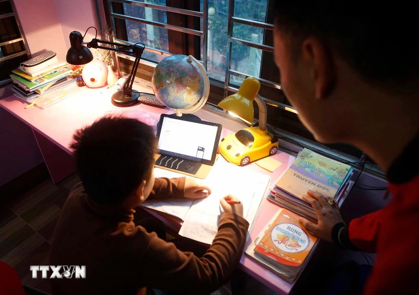 Cưỡng ép thành viên gia đình học tập quá sức: Mức phạt có thể lên đến 10 triệu đồng.