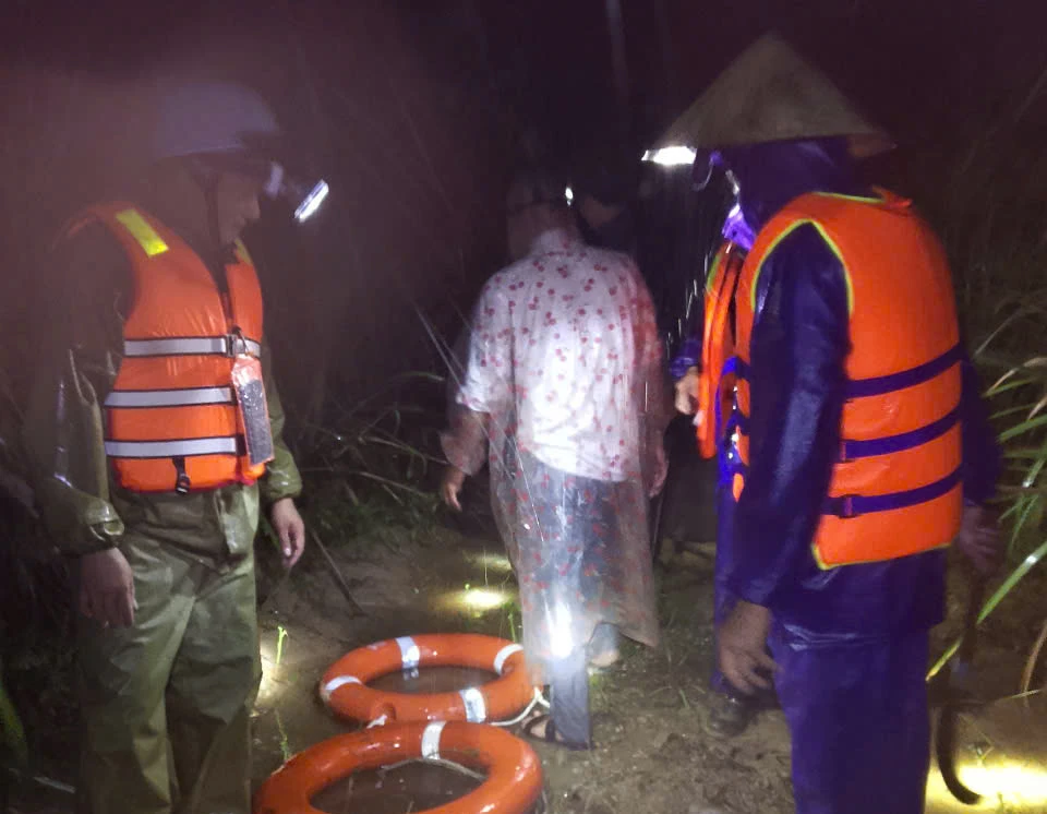 Các lực lượng tổ chức tìm kiếm người mất liên lạc-Ảnh: C.T.V