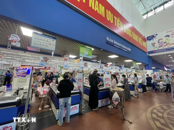 Người dân đổ xô vào Siêu thị Coop Mark Quy Nhơn mua đồ thiết yếu chống bão. (Ảnh: Sỹ Thắng/TTXVN)