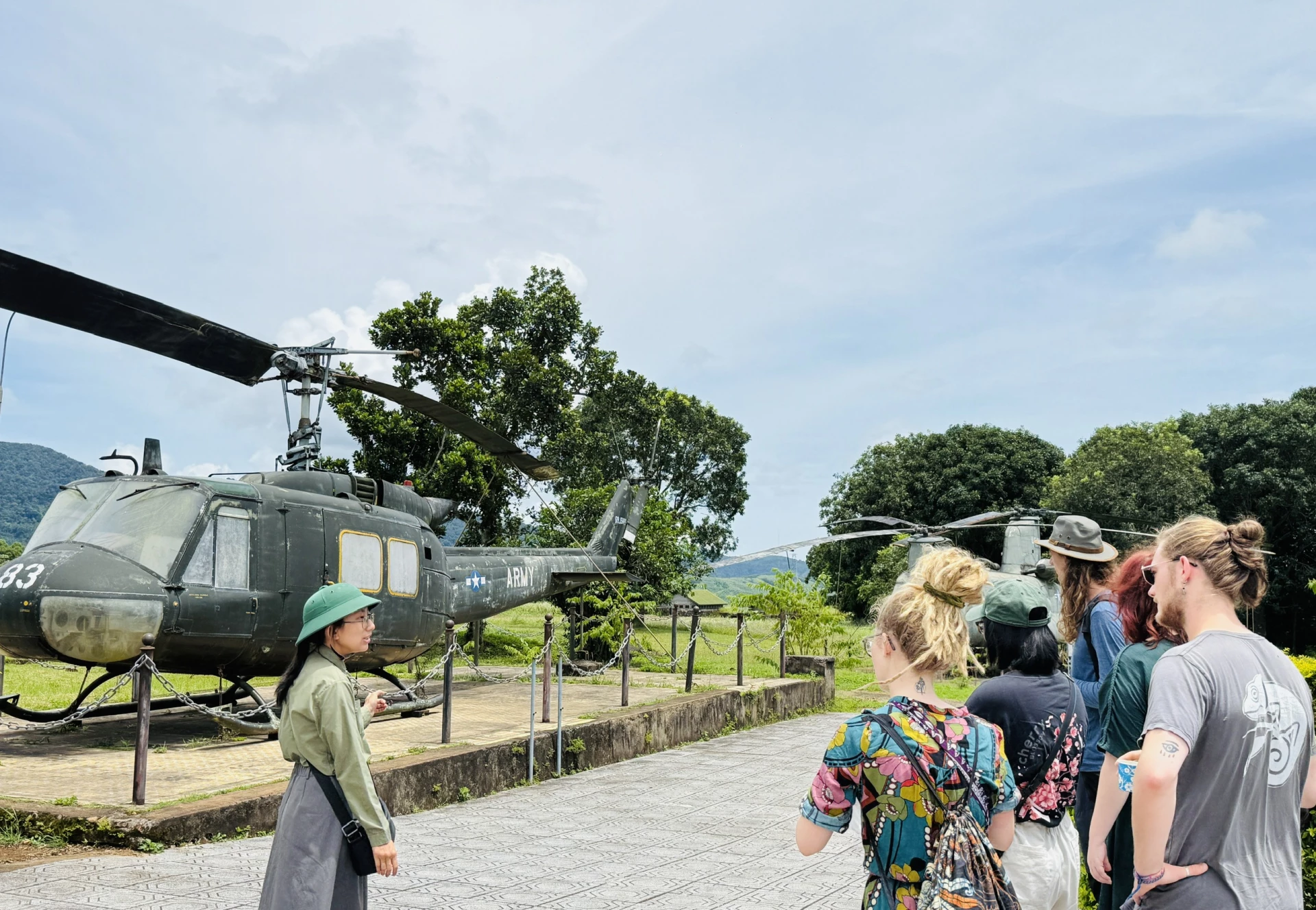 Du khách nước ngoài tham quan di tích Sân bay Tà Cơn - Ảnh: D.H