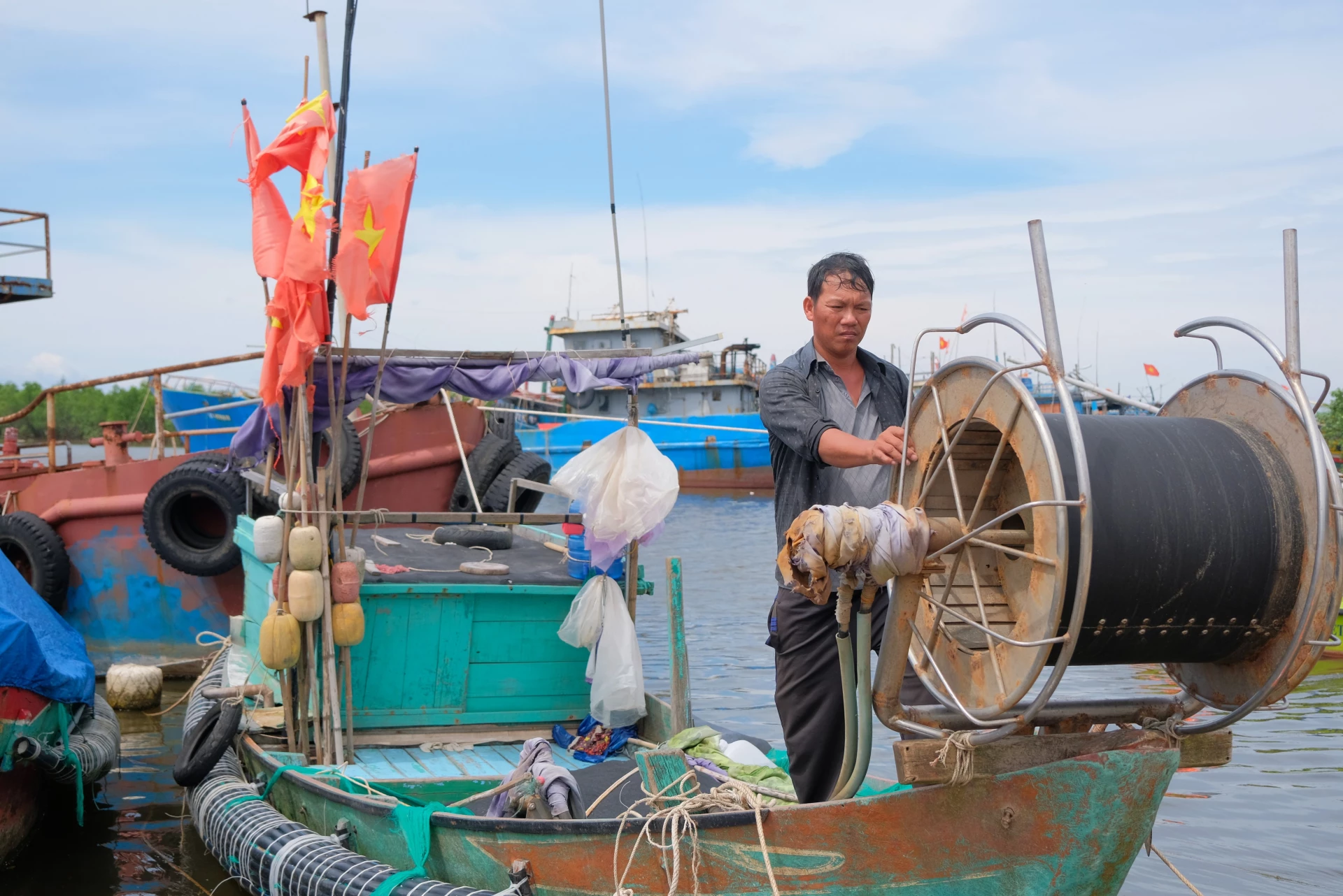 Anh Thuận trên chiếc thuyền nhỏ, phương tiện đã cứu nhiều sinh mạng khỏi biển khơi -Ảnh: T.Tuyền