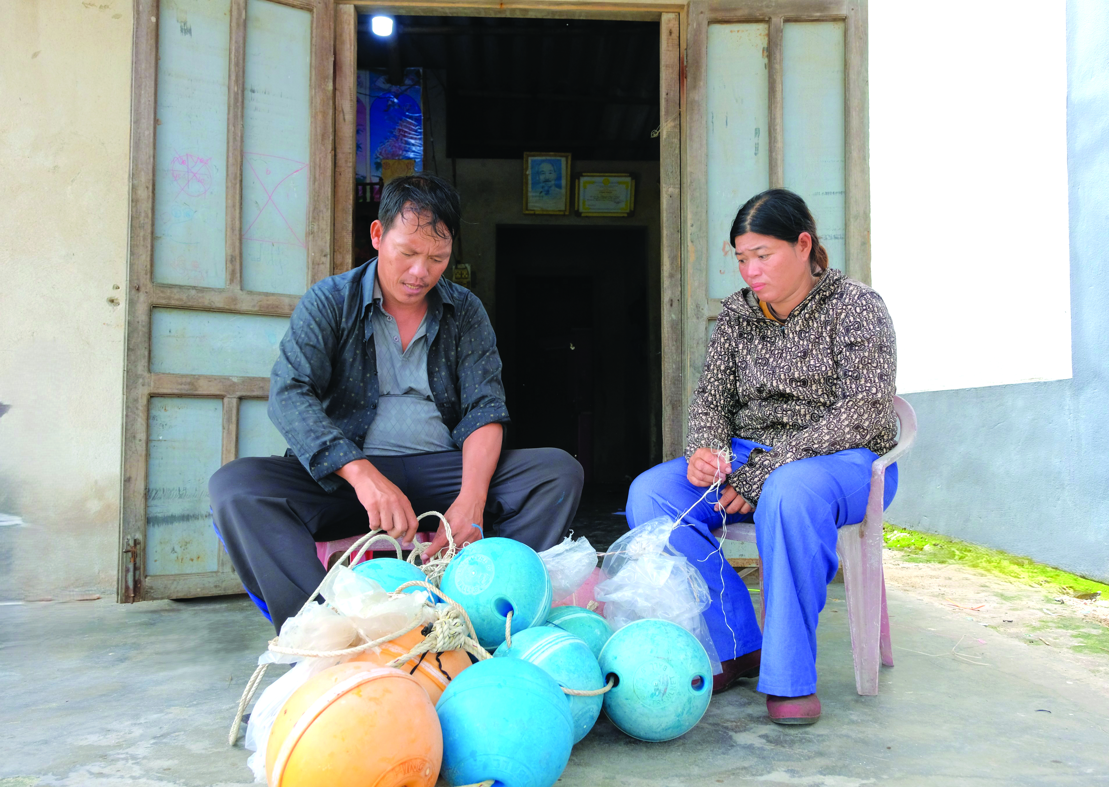 Dù cuộc sống còn lắm khó khăn, anh Thuận vẫn luôn sẵn lòng dấn thân cứu giúp những người gặp hoạn nạn - Ảnh: T.Tuyền