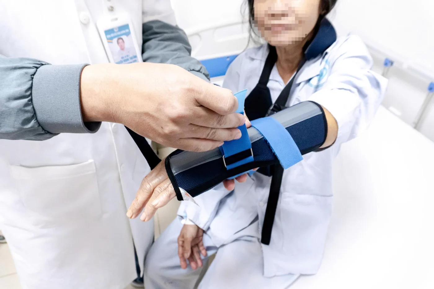 Mưa lũ: Cách phòng tránh chấn thương khi di chuyển, dọn dẹp an toàn! Không chủ quan với những chấn thương khi di chuyển, dọn dẹp trong mưa lũ