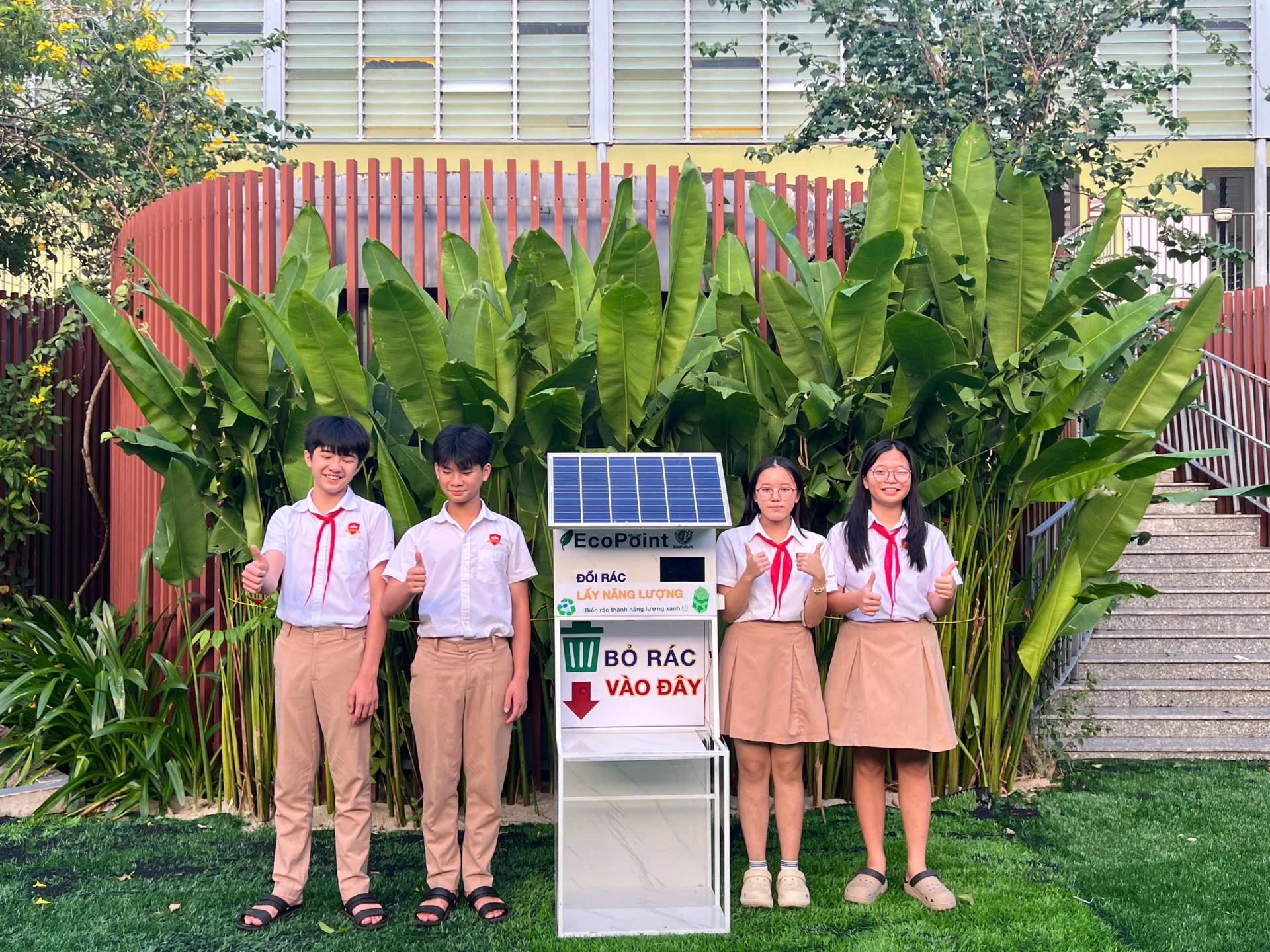 Nhóm học sinh EcoFuture cùng sản phẩm dự án công nghệ xanh “Máy đổi rác lấy năng lượng”.