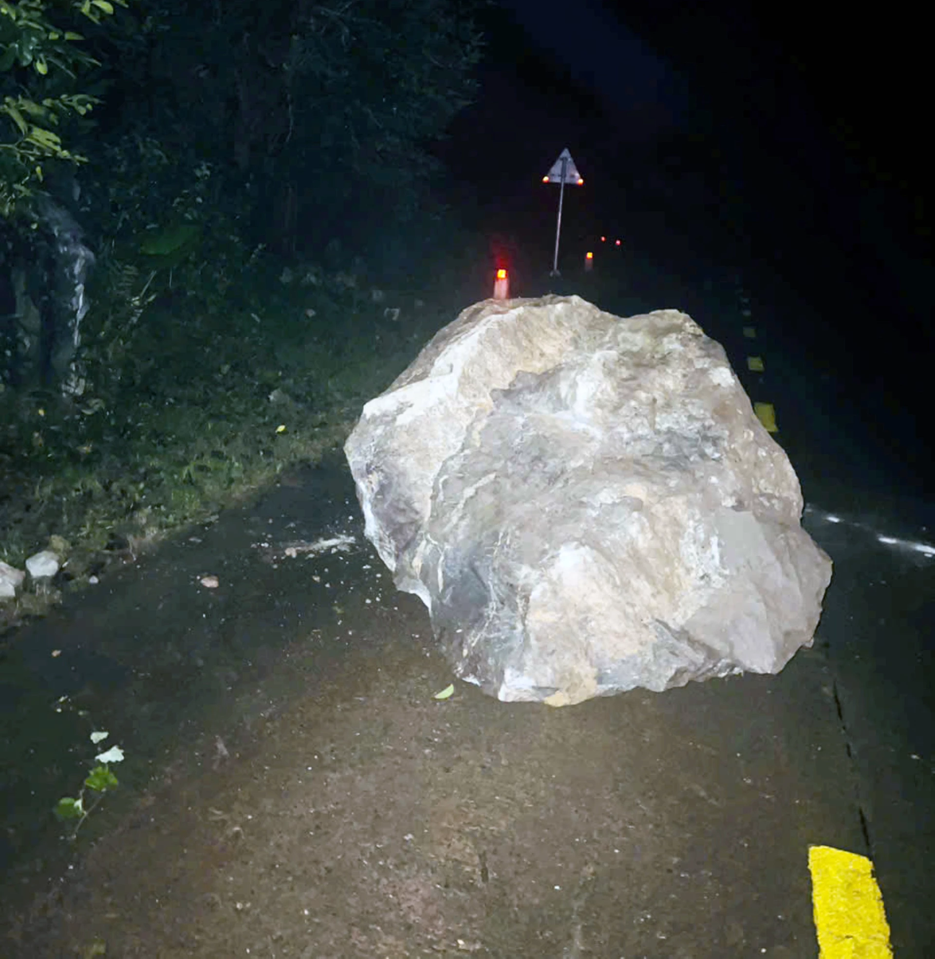 Sạt lở Trường Sơn: Đá khổng lồ lăn, chặn đứng Đường Hồ Chí Minh Trường Sơn: Sạt lở khiến tảng đá lớn lăn xuống đường Hồ Chí Minh nhánh Tây