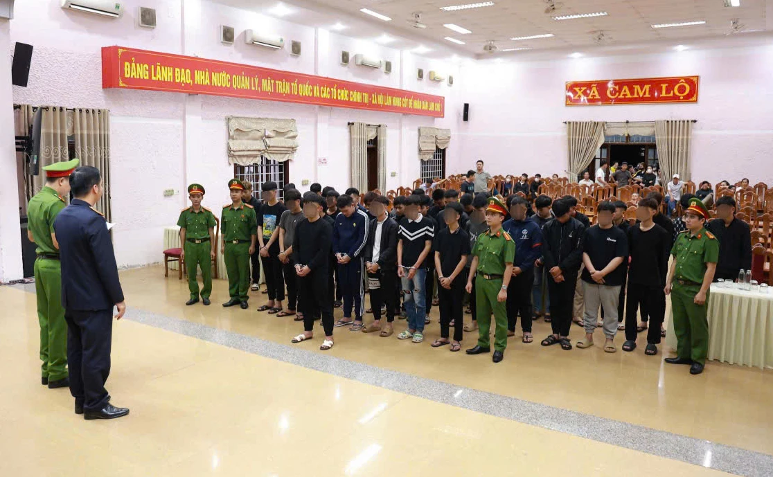 Cơ quan chức năng đọc lệnh khởi tố các bị can - Ảnh: Đ.B