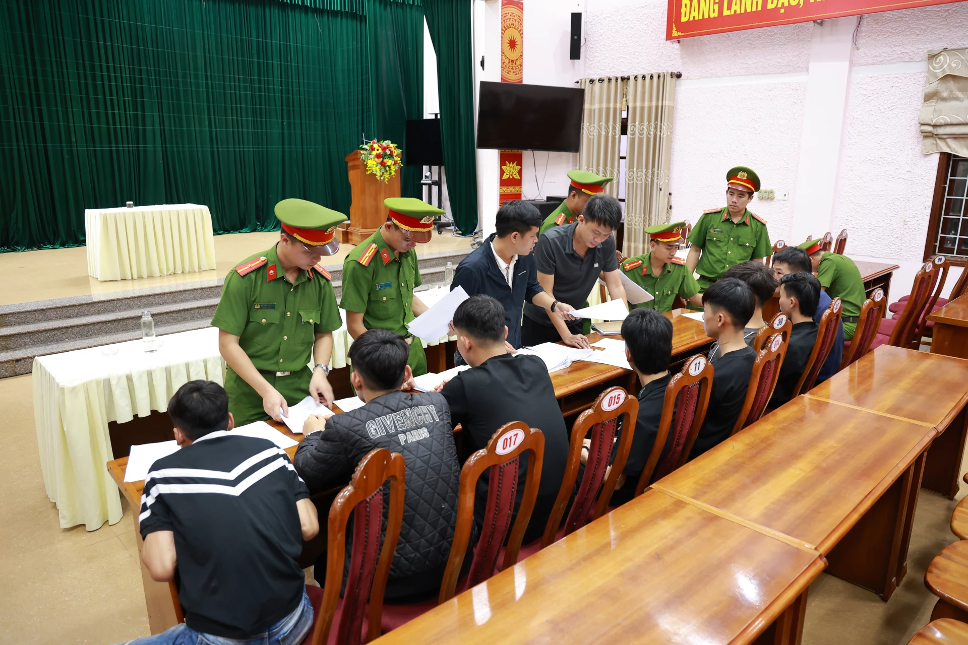 Cơ quan Công an tiến hành các thủ tục tố tụng theo quy định pháp luật.