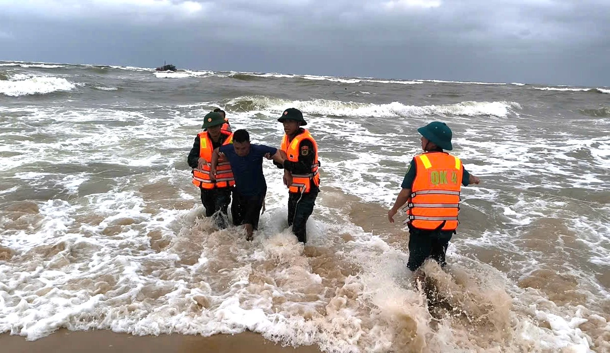 Kỳ tích: Cứu sống 8 ngư dân gặp nạn tại biển Nhật Lệ Cứu nạn thành công 8 ngư dân tàu cá gặp nạn tại cửa biển Nhật Lệ