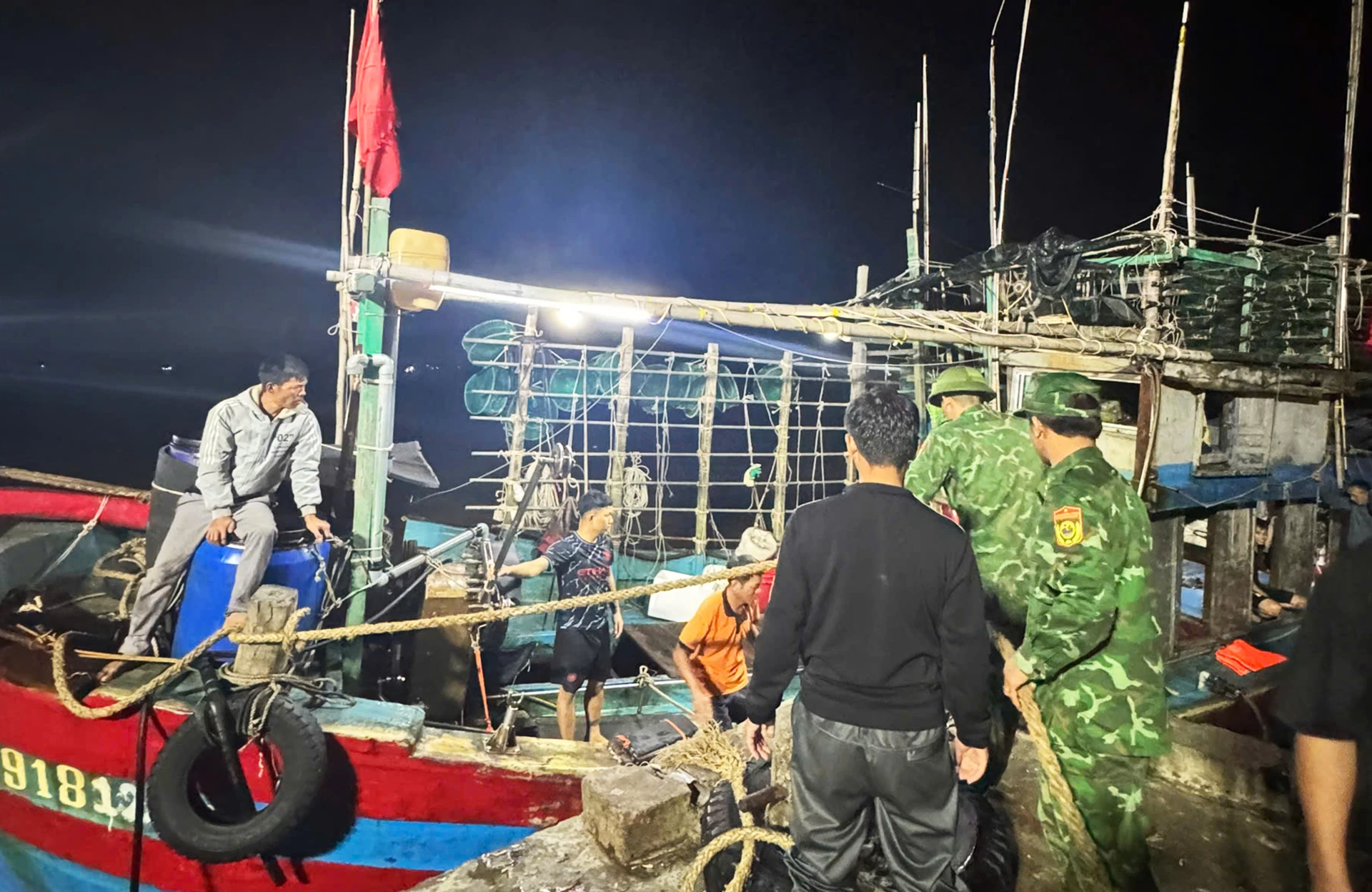 Kịch tính! 7 ngư dân thoát chết thần kỳ vụ chìm tàu cá. Chìm tàu cá trên biển, 7 ngư dân may mắn được ứng cứu kịp thời