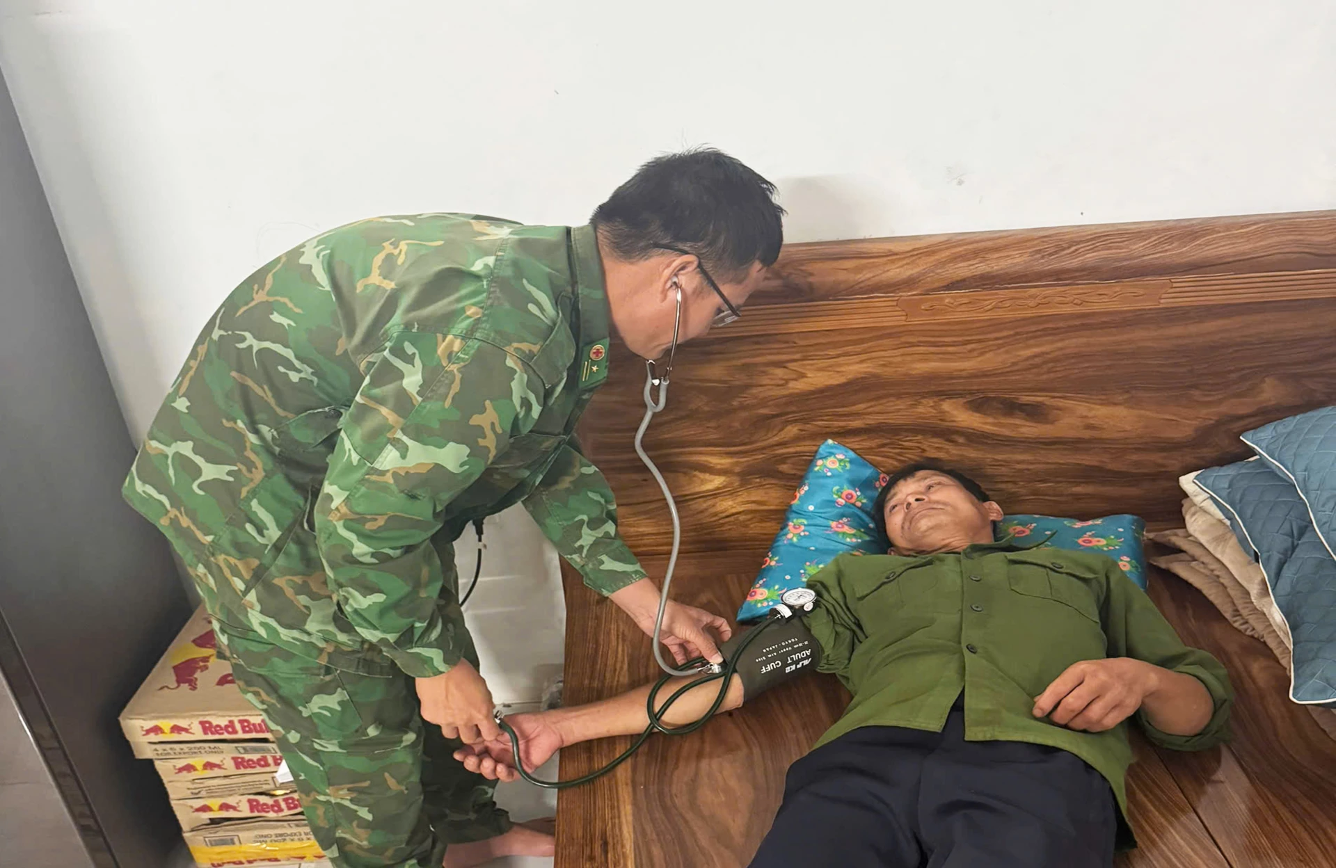 Quân y Đồn Biên phòng Roòn kiểm tra sức khỏe các thuyền viên.