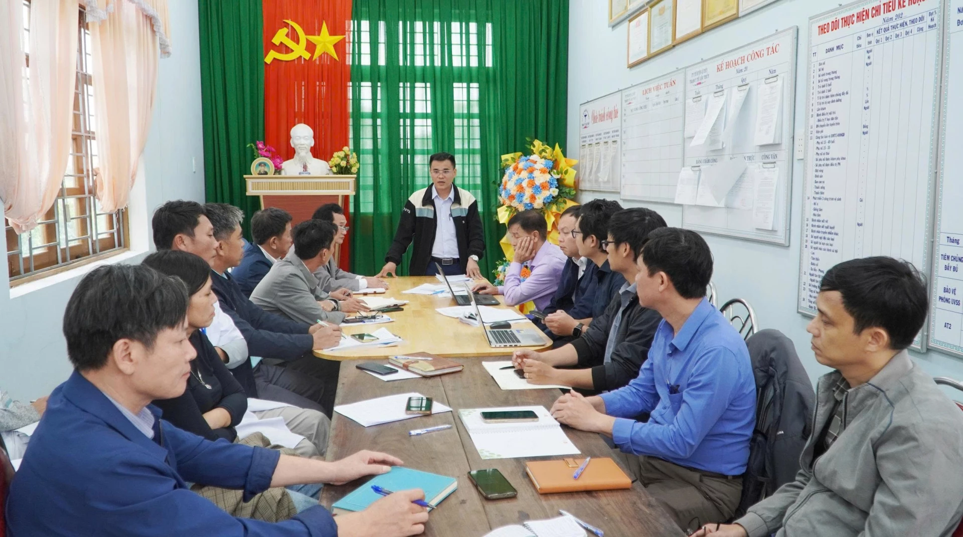 Phái đoàn công tác của Bộ Y tế thực hiện kiểm tra, giám sát chuyên sâu về công tác phòng, chống dịch bệnh sau mưa lũ tại xã Lệ Thủy - Ảnh: T.T