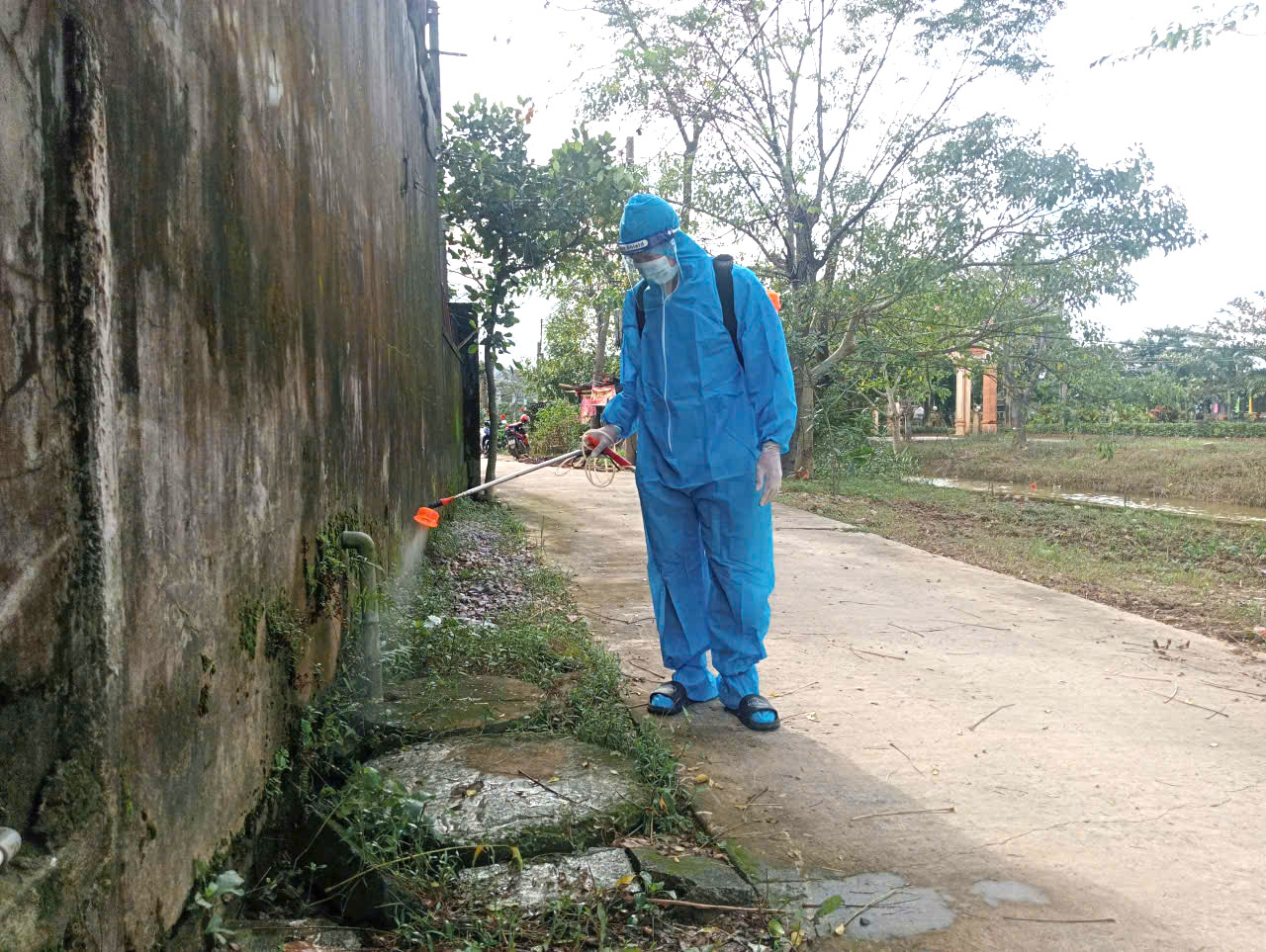 Thực hiện phun hóa chất xử lý môi trường nhằm phòng, chống dịch bệnh hiệu quả sau lũ - Ảnh: T.T