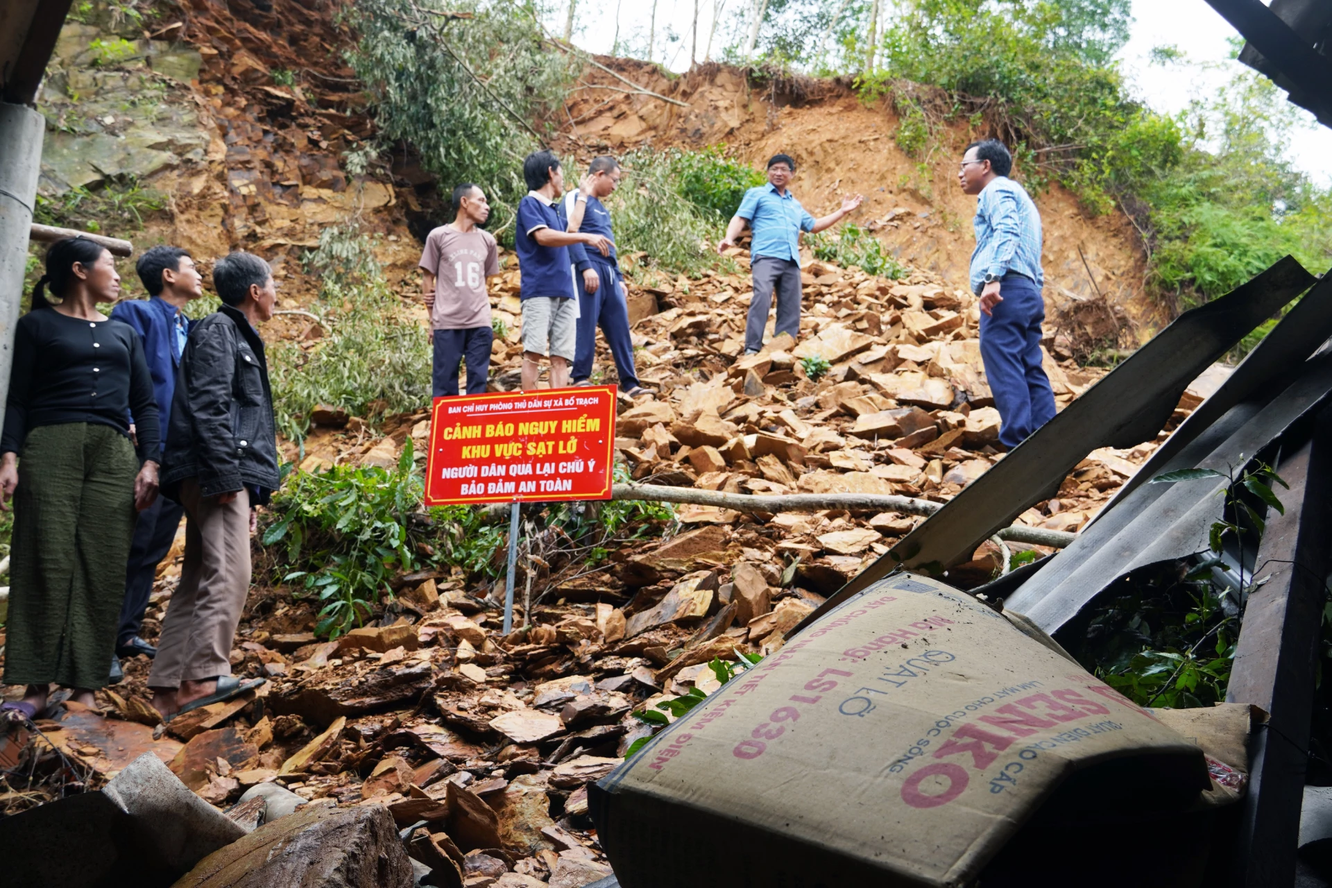 Công trình phụ của gia đình anh Nguyễn Văn Thuật tại thôn Thanh Hưng 1, xã Bố Trạch bị sạt lở đất phá hủy. - Ảnh: L.C