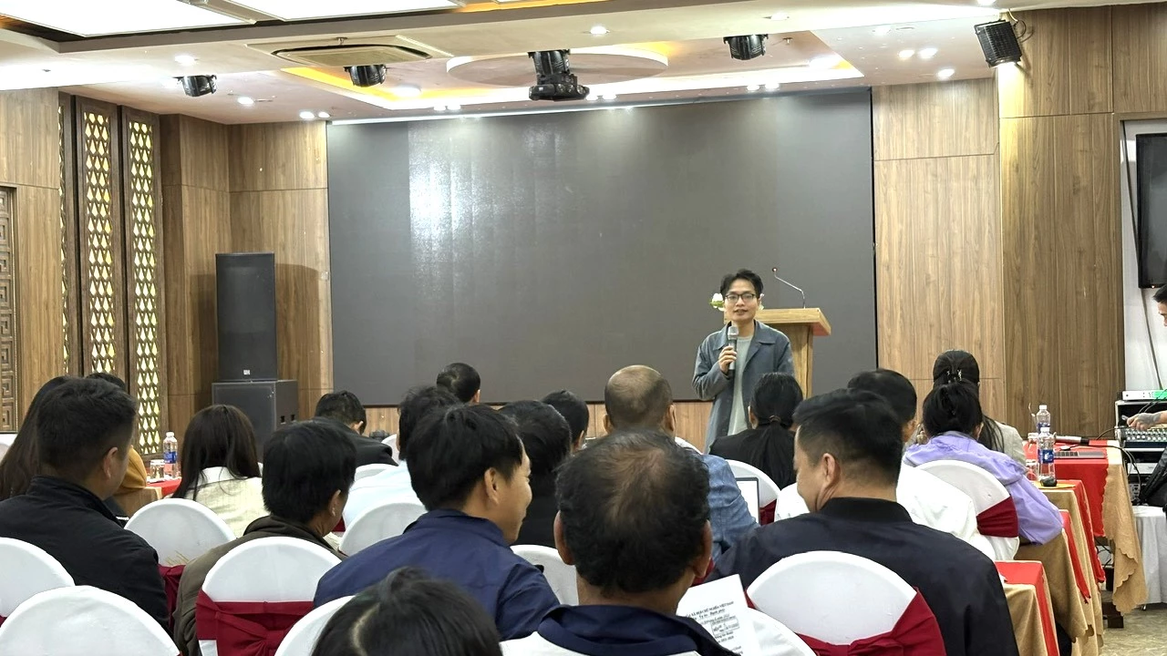 Giảng viên từ Học viện Báo chí và Tuyên truyền truyền đạt nôi dung tập huấn - Ảnh: Hoàng Linh