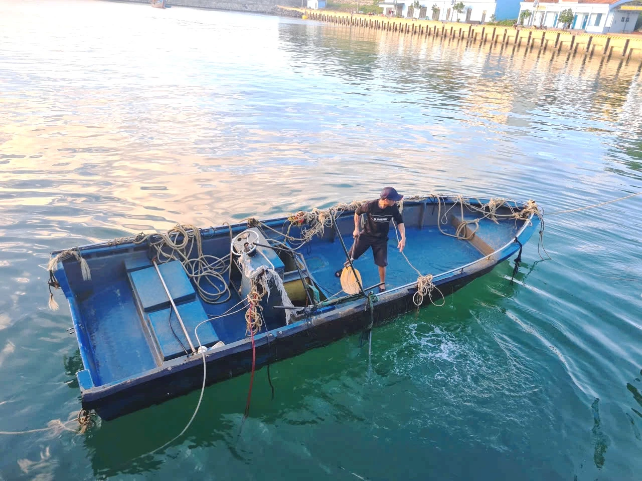 Chiếc thuyền làm bằng vật liệu composite trôi dạt trên biển vừa được một ngư dân tại đặc khu Cồn Cỏ phát hiện - Ảnh: ĐV