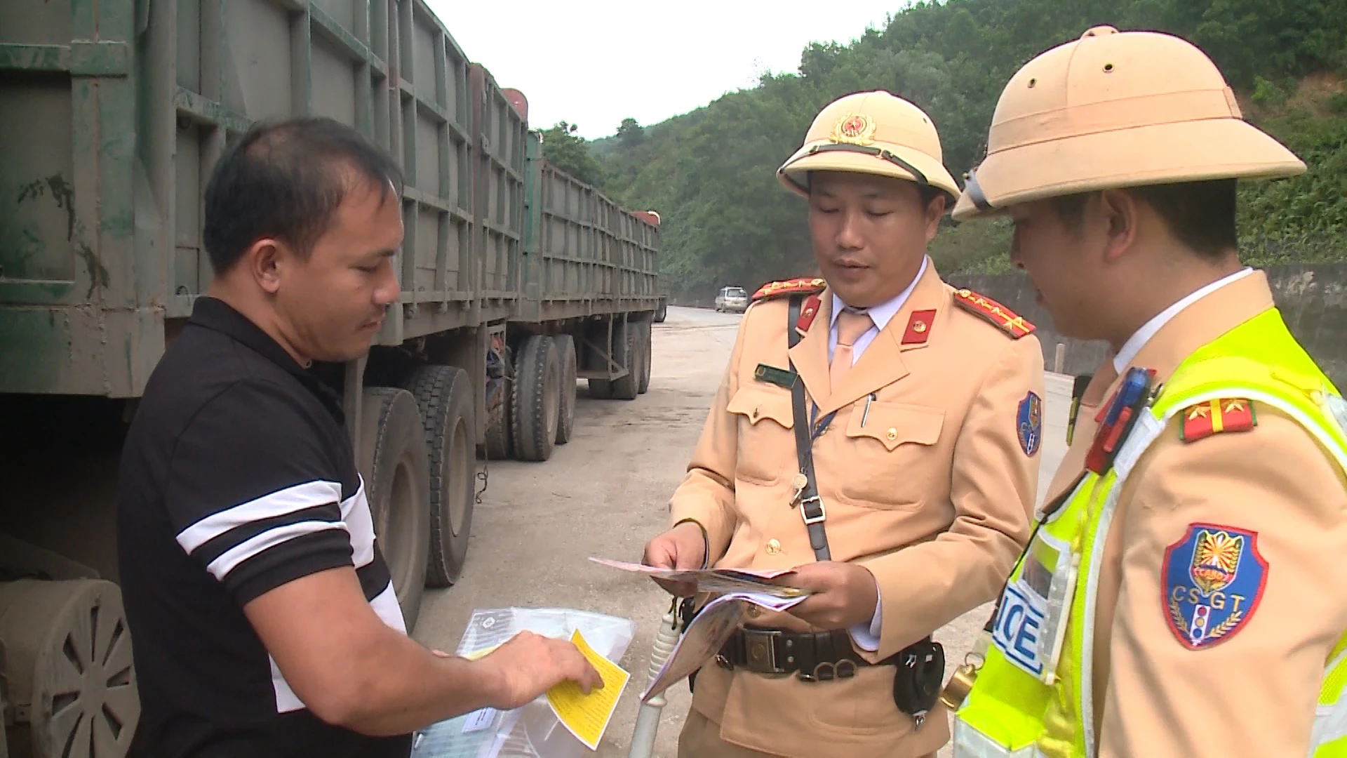 Lực lượng Cảnh sát giao thông tuần tra, kiểm soát, xử lý vi phạm về trật tự, an toàn giao thông đường bộ            - Ảnh: T.L