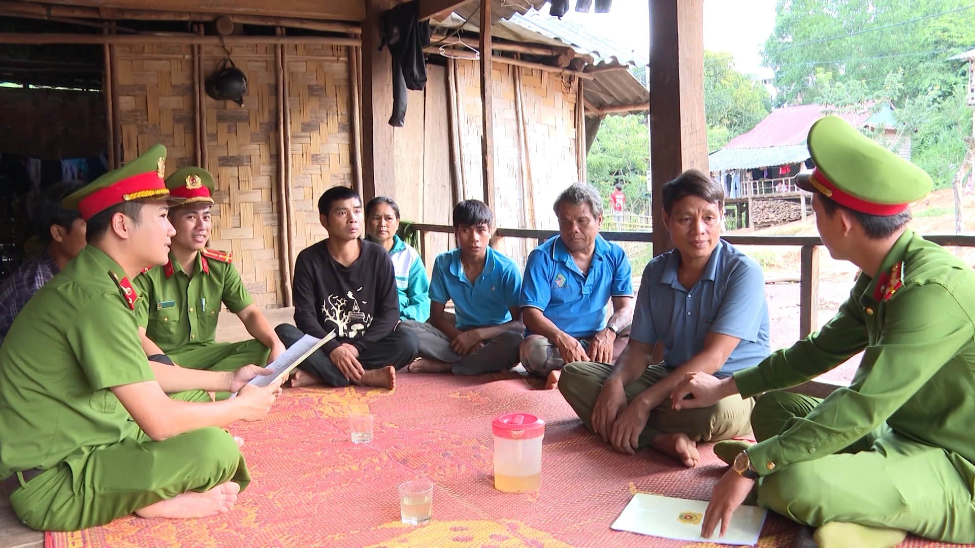 Công an xã thường xuyên tuyên truyền Luật Trật tự, an toàn giao thông đường bộ cho người dân - Ảnh: T.L
