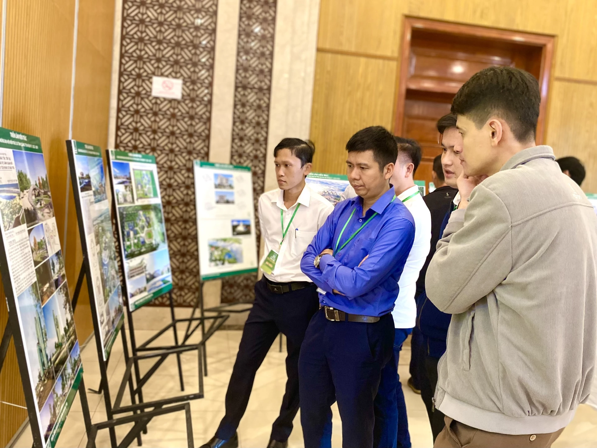 Các đại biểu tham quan Triển lãm kiến trúc tại Đại hội - Ảnh: T.L