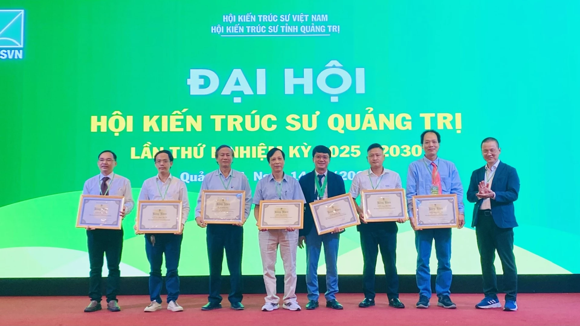 Trung ương Hội Kiến trúc sư Việt Nam tặng bằng khen cho 7 hội viên Hội Kiến trúc sư tỉnh Quảng Trị - Ảnh: T.L