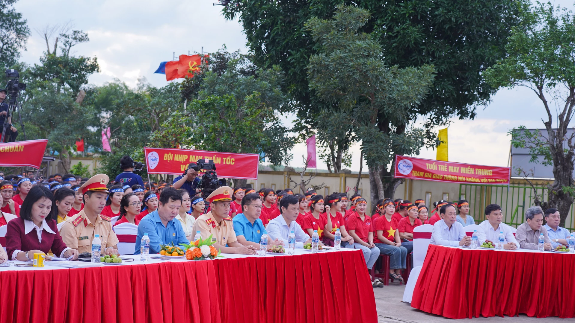 Các đại biểu tham dự tại sân chơi Điểm đến an toàn Sau giờ tan ca tại Công ty CP Phát triển may mặc miền Trung - Ảnh: Lê Trường