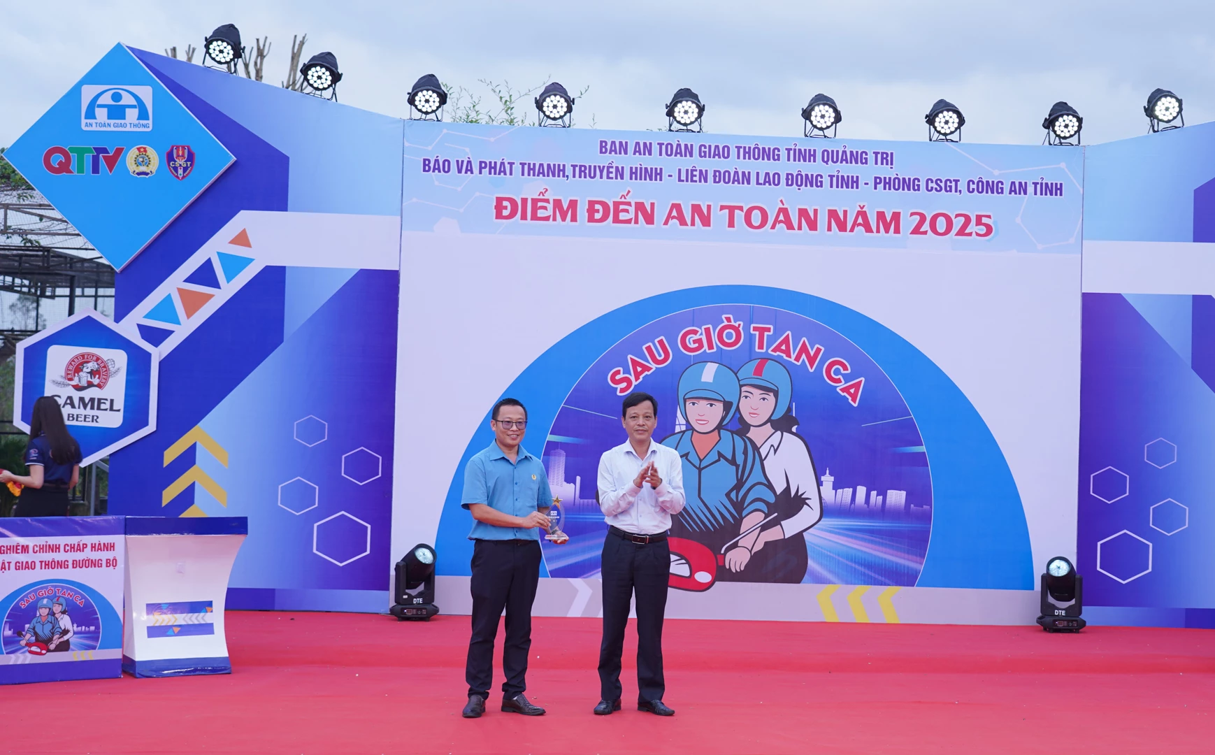 Đồng chí Nguyễn Hữu Toàn, Phó Tổng Biên tập Thường trực Báo và Phát thanh, Truyền hình Quảng Trị trao cúp lưu niệm cho Công đoàn Công ty CP Phát triển may mặc miền Trung - Ảnh: Lê Trường