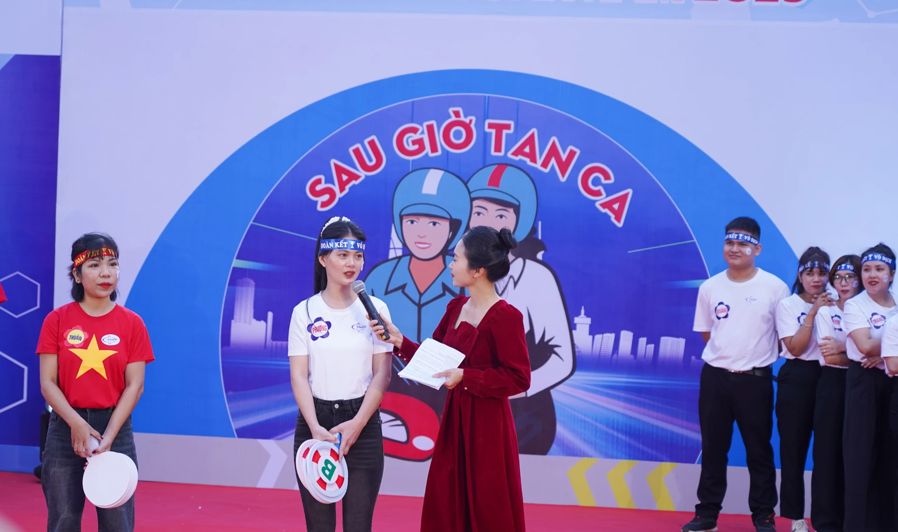 Các thành viên đội thi trả lời câu hỏi của phần Hỏi hay đáp đúng - Ảnh: Lê Trường