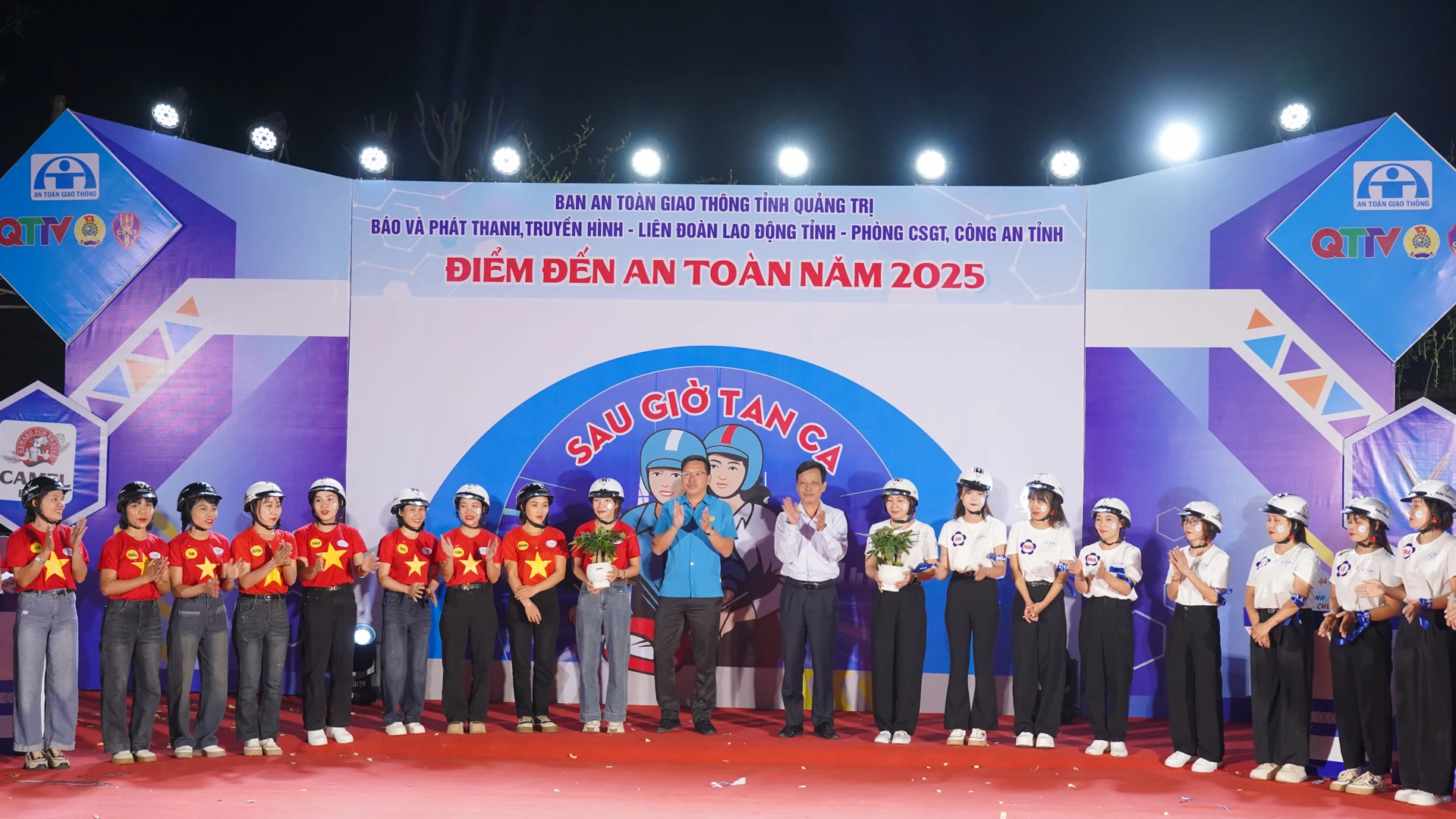 Đồng chí Nguyễn Hữu Toàn, Phó Tổng Biên tập Thường trực Báo và Phát thanh, Truyền hình Quảng Trị; lãnh đạo LĐLĐ tỉnh tặng cây Hạnh phúc cho các đội thi - Ảnh: Lê Trường