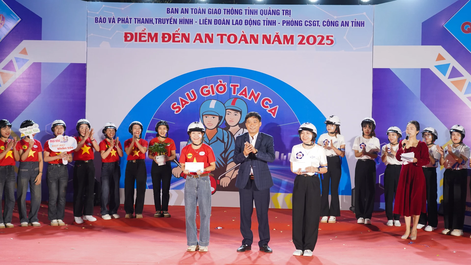 Lãnh đạo Công ty CP Phát triển may mặc miền Trung trao thưởng các đội thi - Ảnh: Lê Trường