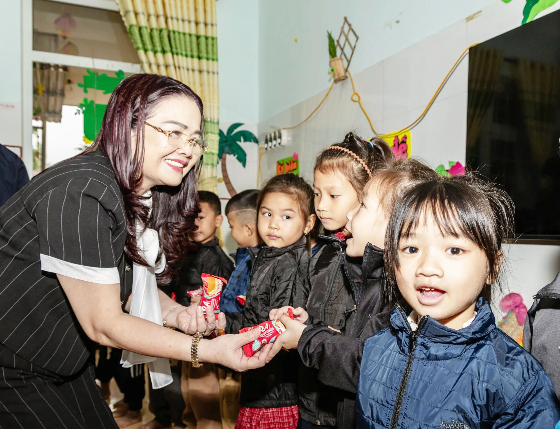 Học sinh vùng khó vui mừng khi được nhận những món quà ý nghĩa