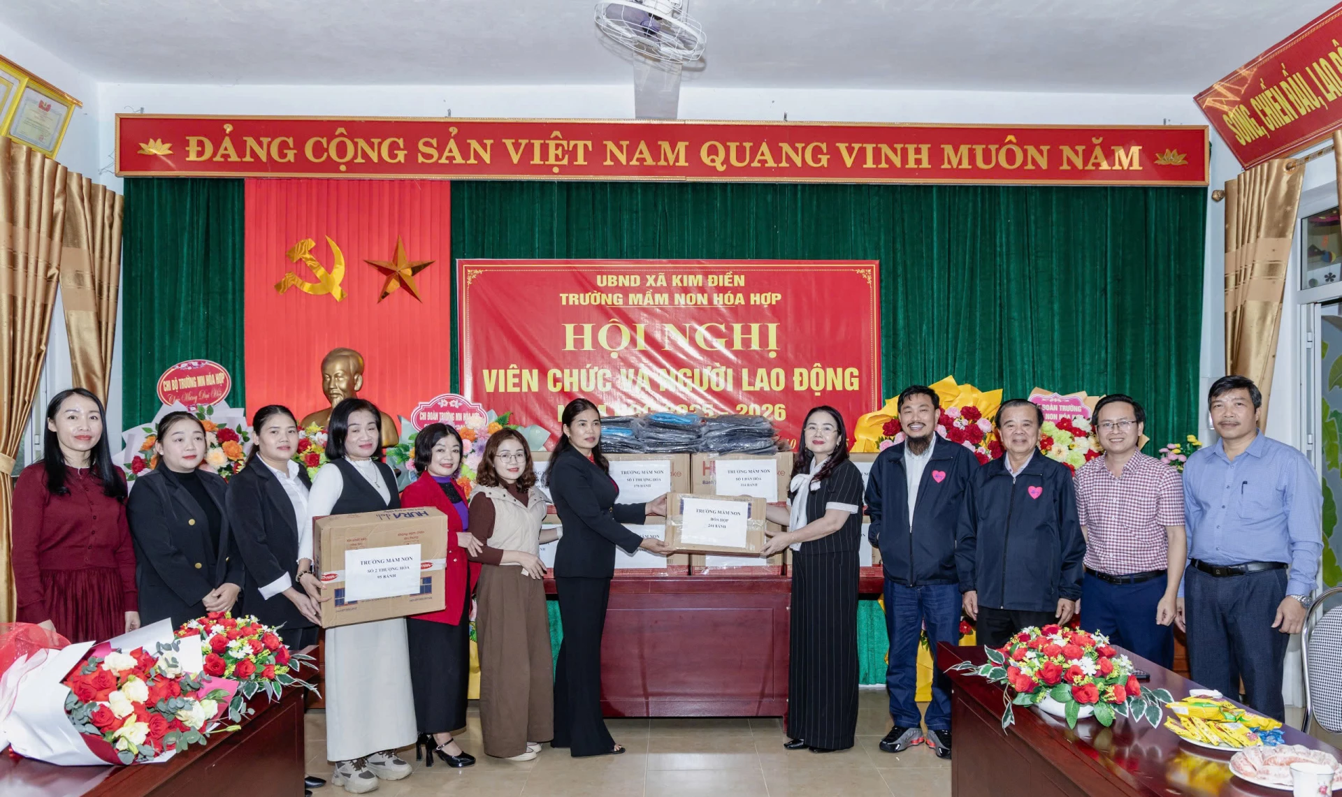 Sở GD-ĐT và nhà tài trợ tặng quà cho các trường mầm non vùng khó