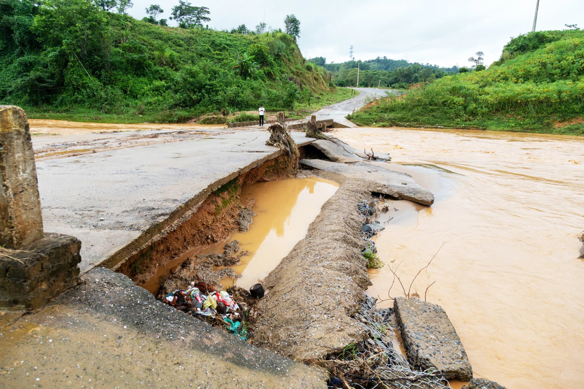 Về việc cải tạo, nâng cấp tuyến đường ĐH.86 đoạn qua xã Tân Liên: Doanh nghiệp “tháo chạy”, người dân khốn khổ!
