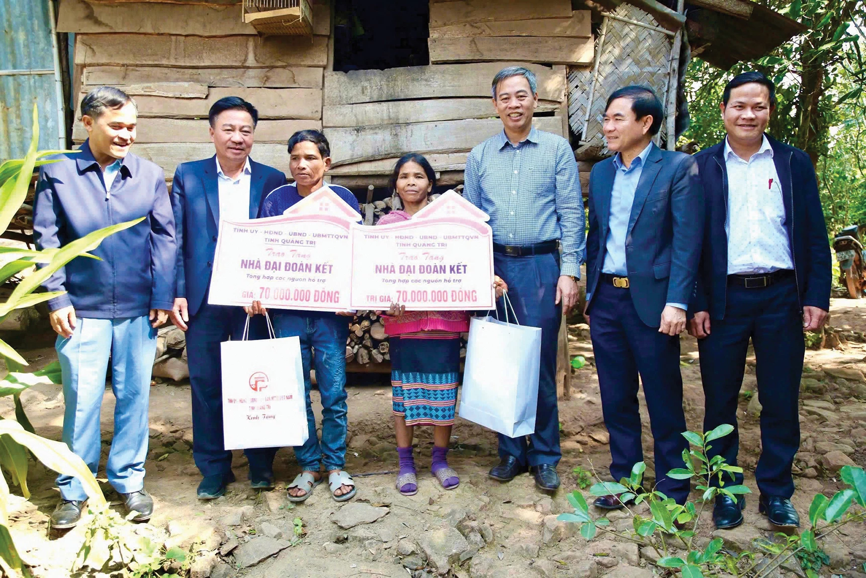 Trao “nhà Đại đoàn kết” cho hộ dân vùng cao có hoàn cảnh khó khăn - Ảnh: T.P