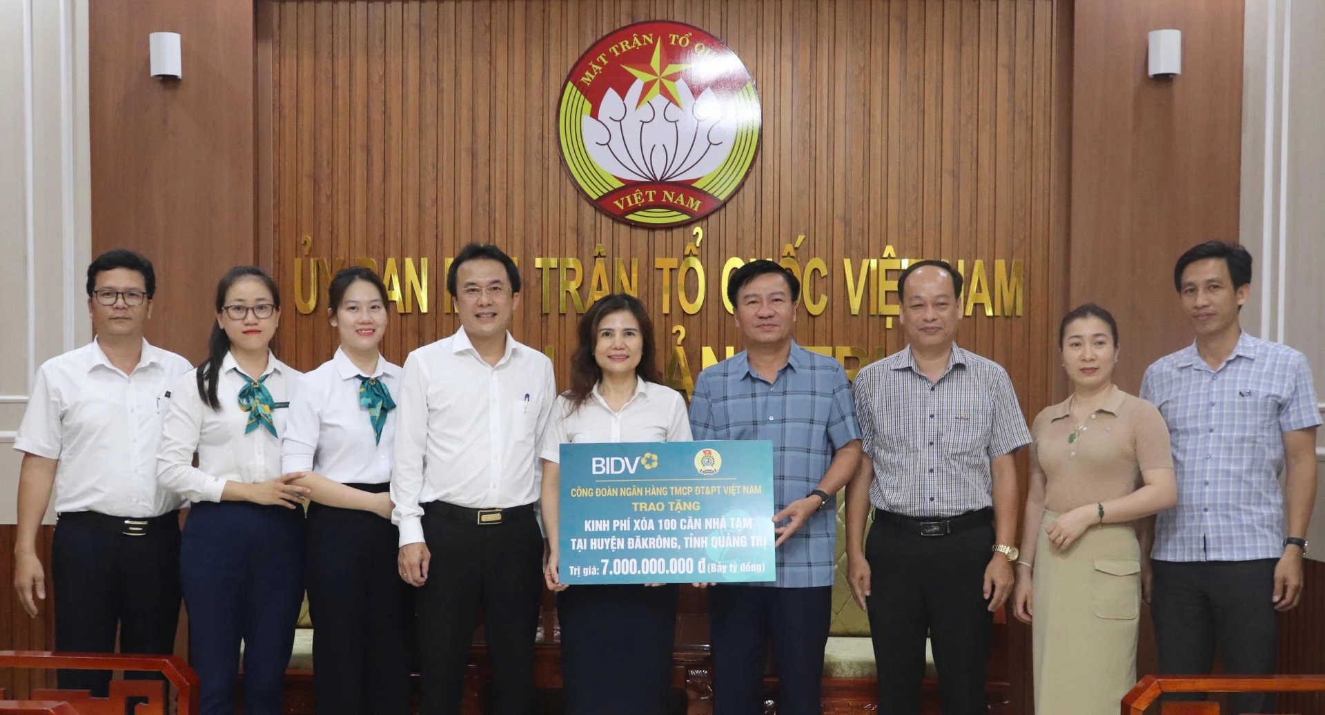 Tiếp nhận bảng hỗ trợ kinh phí thực hiện chương trình “Xóa nhà tạm, nhà dột nát” từ Công đoàn Ngân hàng BIDV Việt Nam - Ảnh: T.P