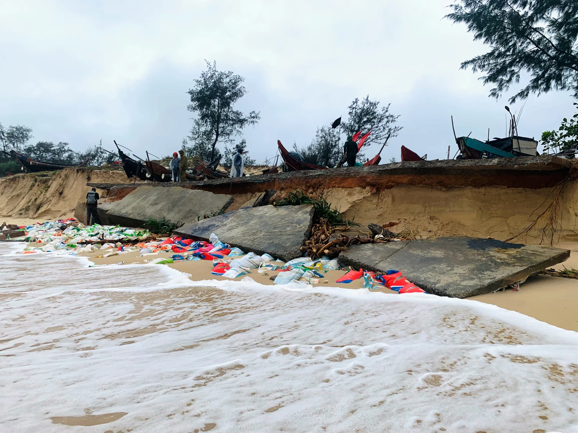 Triệu Cơ: Sóng Biển Nuốt Bờ? Giải Pháp Chống Xói Mòn Khẩn Cấp! Nỗi lo biển 'nuốt' bờ ở xã Triệu Cơ