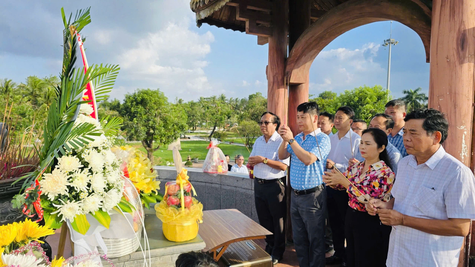 Nhà báo Nghệ An: Hành trình nghĩa tình tri ân liệt sĩ Quảng Trị Hội Nhà báo Việt Nam tỉnh Nghệ An tri ân các anh hùng liệt sĩ tại Quảng Trị