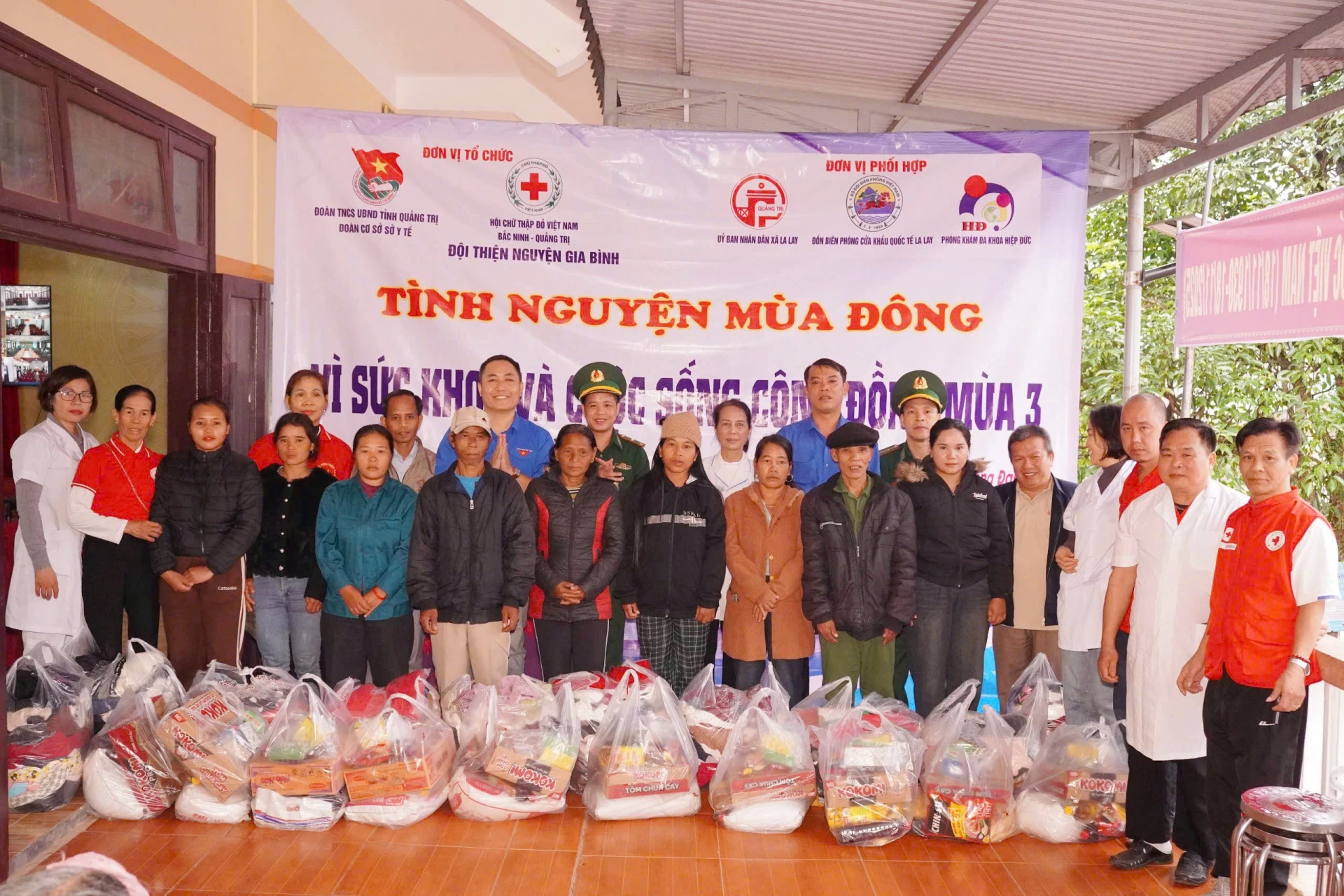 Y tế miễn phí và quà sẻ chia đến dân tộc thiểu số vùng cao Tư vấn sức khỏe và tặng quà cho đồng bào dân tộc thiểu số