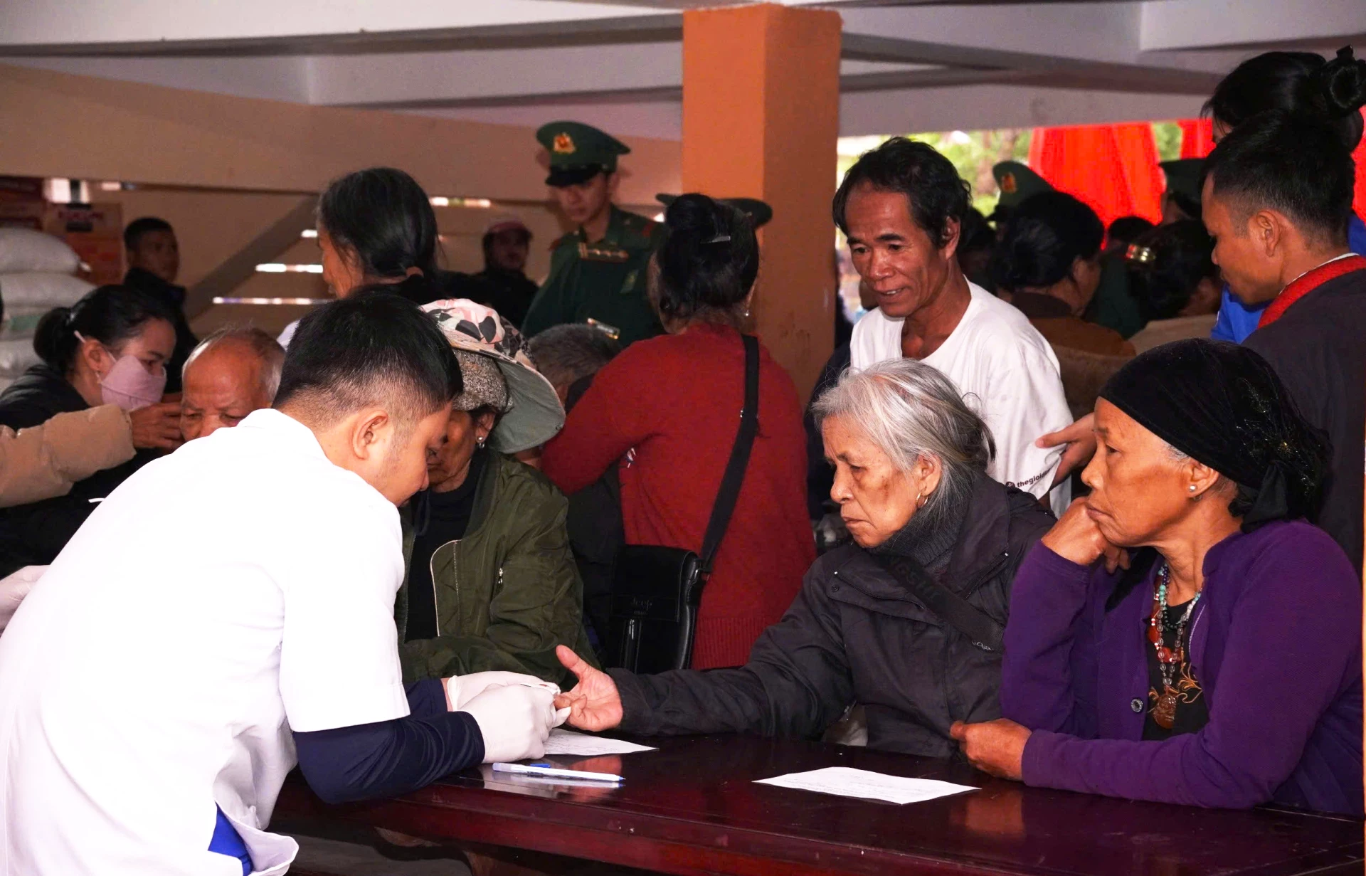 Hơn 400 người dân đã được tiếp cận dịch vụ khám, cấp phát thuốc và tư vấn sức khỏe miễn phí, góp phần nâng cao chất lượng cuộc sống.