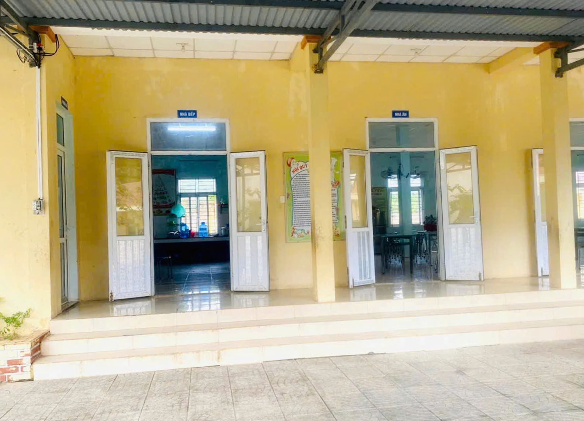 Bàn phương án xử lý tập thể, cá nhân liên quan vụ nghi ngộ độc thực phẩm xảy ra tại Trường phổ thông dân tộc bán trú Tiểu học Kim Thủy