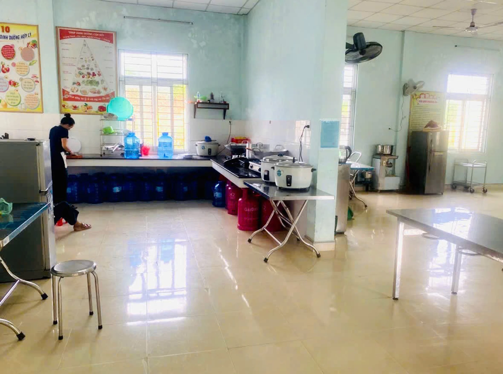 Cận cảnh khu vực bên trong bếp ăn bán trú của Trường PTDTBT Tiểu học Kim Thủy, liên quan đến vụ việc ngộ độc.