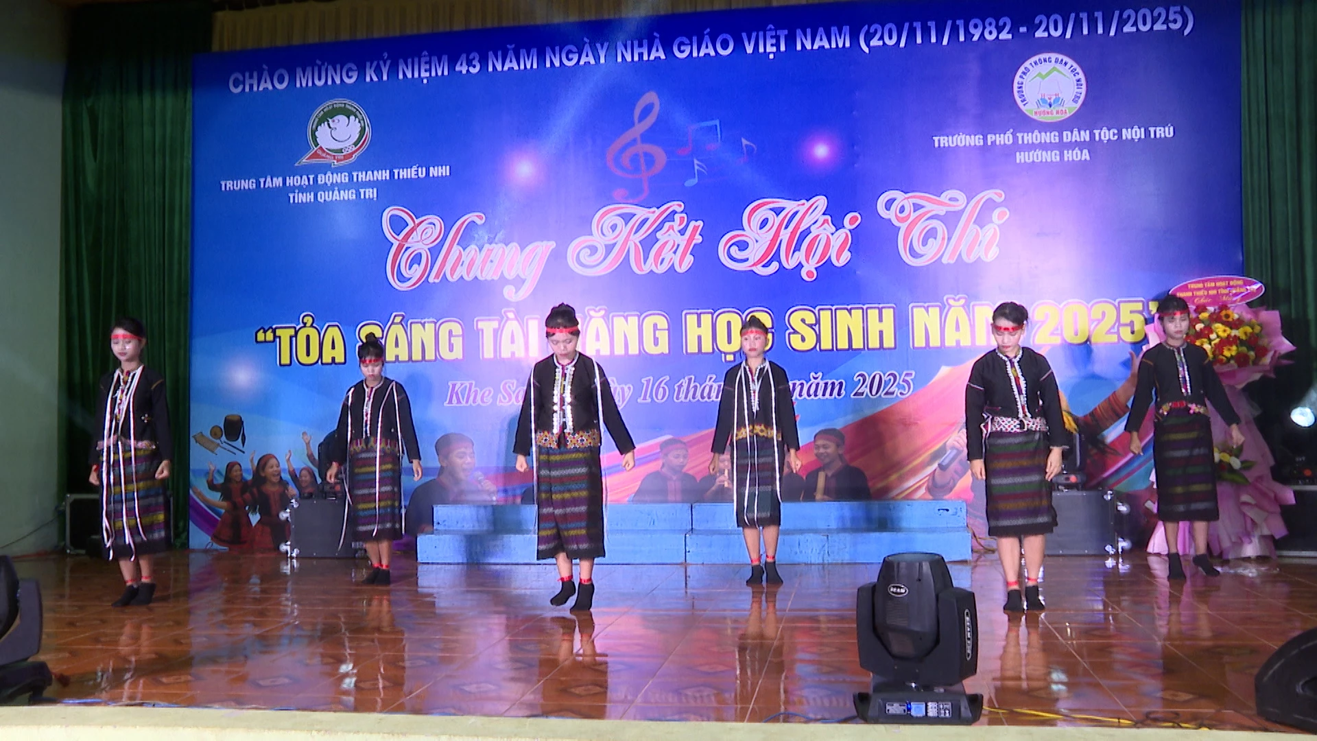 Học sinh trường PTDT NT Hướng Hóa biểu diễn tiết mục múa truyền thống của đồng bào Vân Kiều