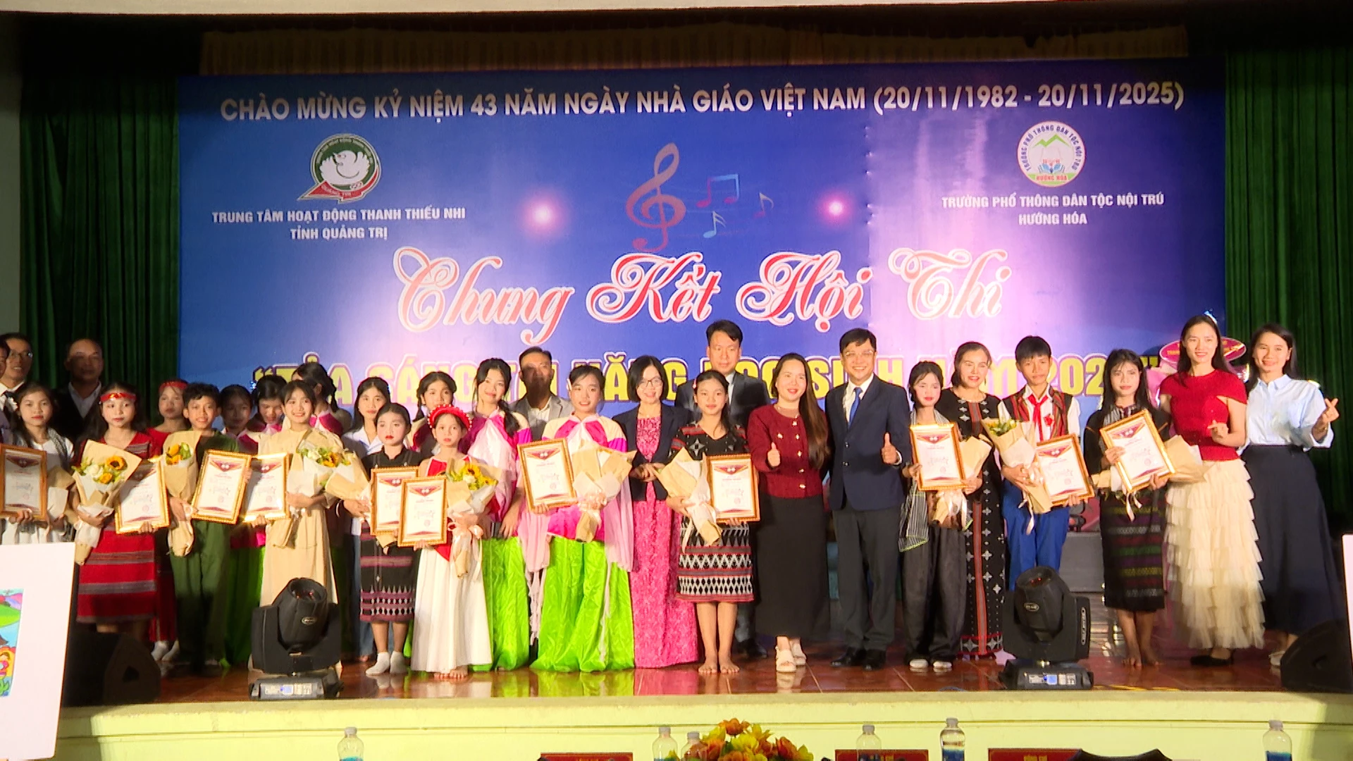 Ban tổ chức trao giấy chứng nhận cho các đội đạt giải tại hội thi tỏa sáng tài năng học sinh năm 2025 - Ảnh Phước Đạt