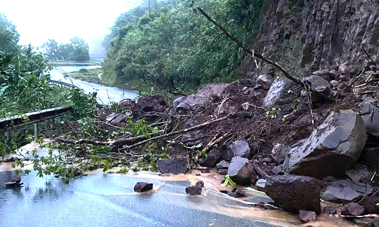 Đoạn Km9+400, Quốc lộ 15d, xã La Lay bị tắc nghẽn giao thông nghiêm trọng do sạt lở đất đá.