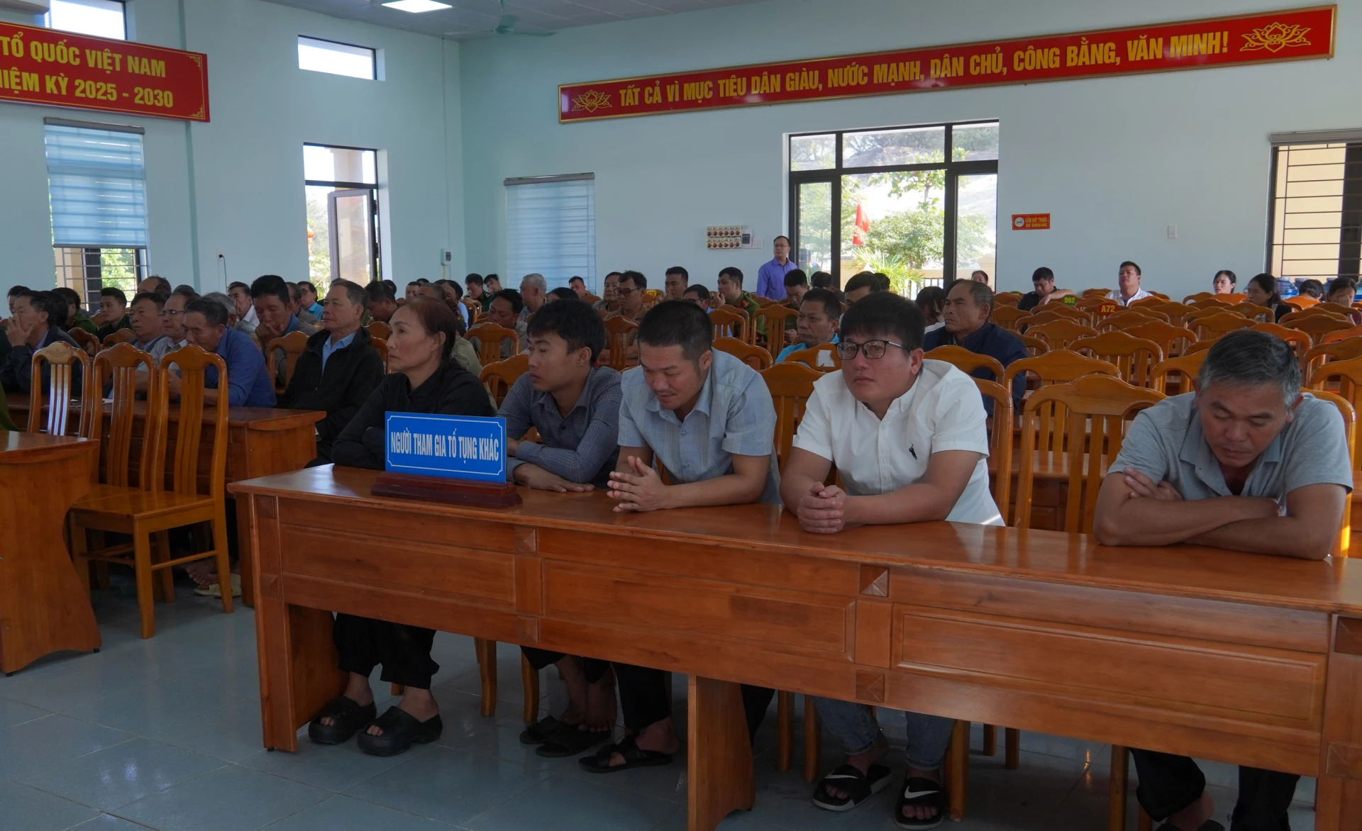 Những người có nghĩa vụ liên quan tại phiên toà xét xử lưu động - Ảnh: N.H

