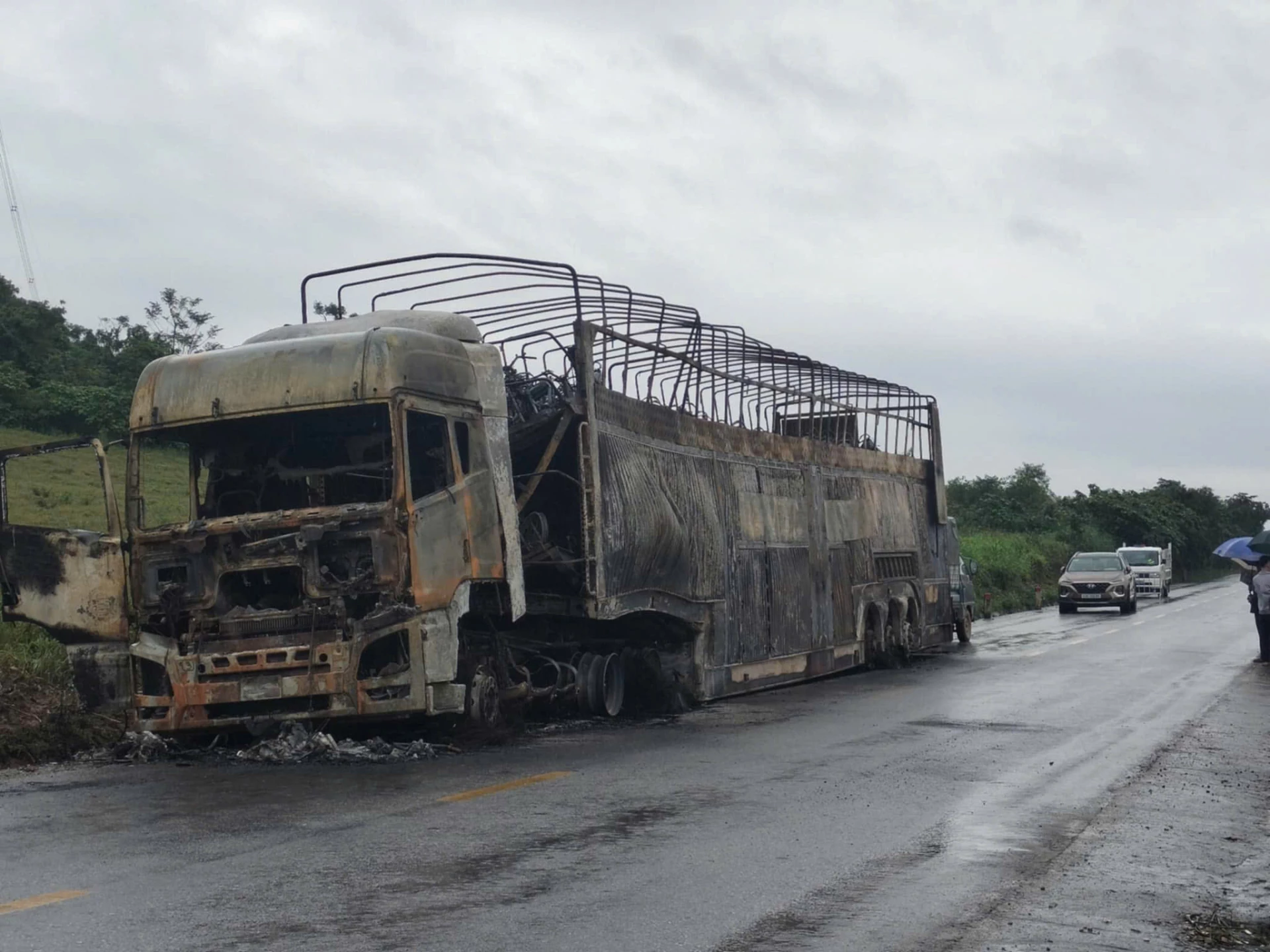 Hiện trường vụ cháy xe ô tô tải và số lượng lớn xe mô tô bị ngọn lửa thiêu rụi hoàn toàn - Ảnh: Trung Đức