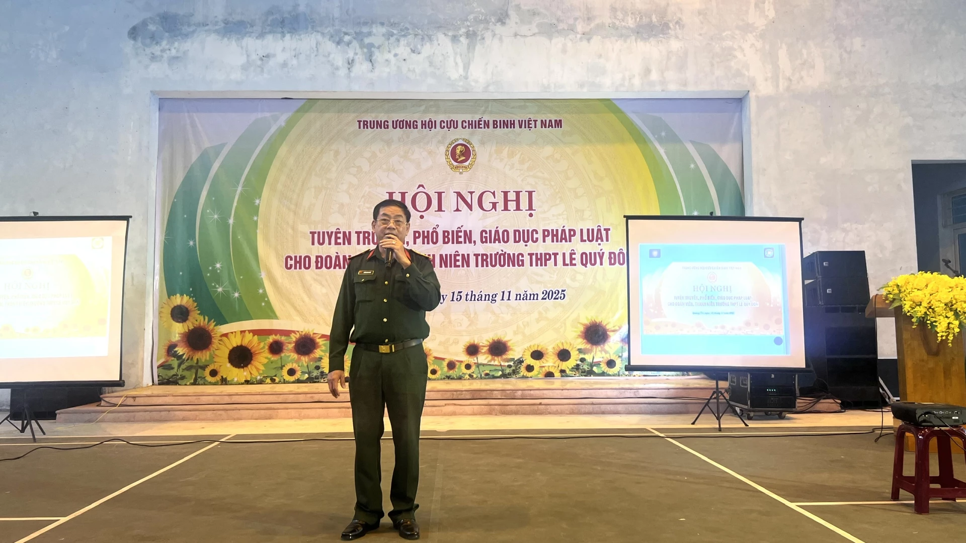 Đại diện Hội cựu chiến binh tỉnh báo cáo chuyên đề về Luật an ninh mạng tại THPT Lê Quý Đôn - Ảnh: H.T