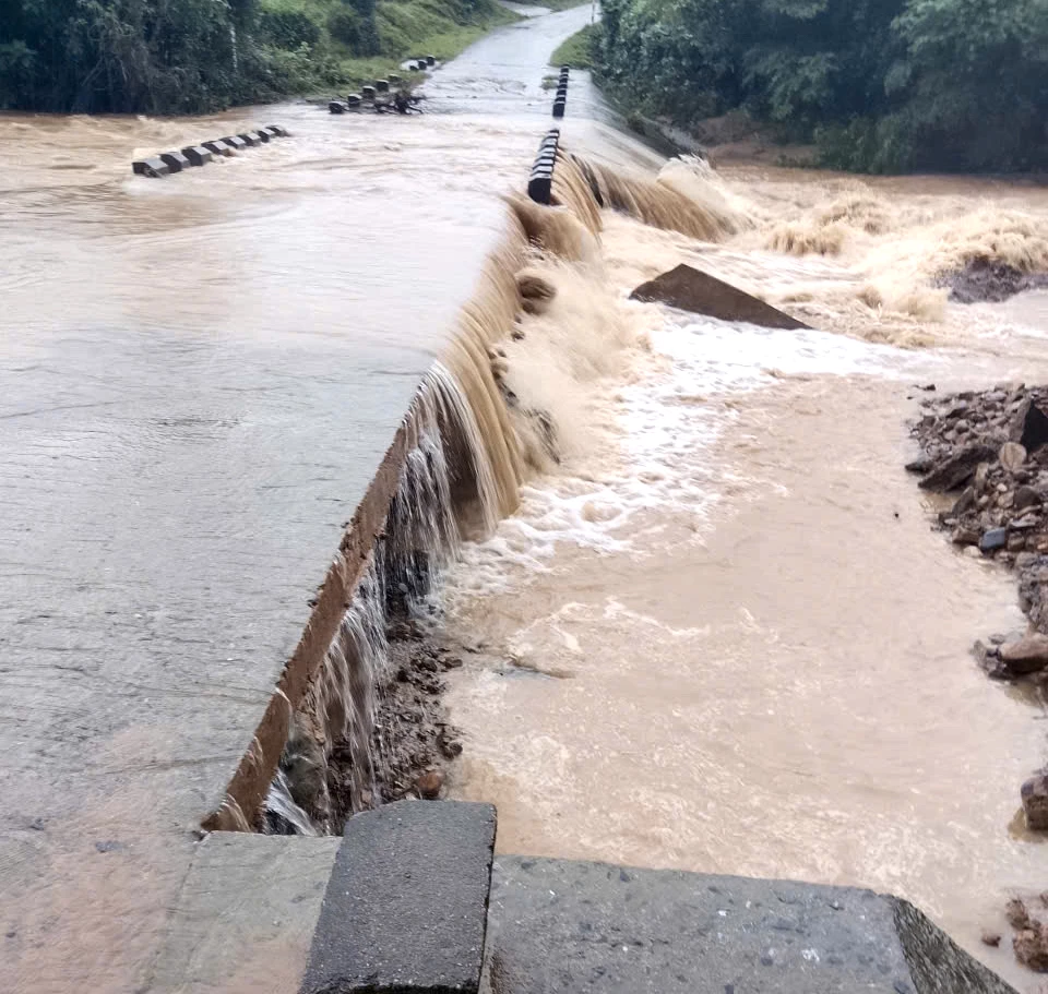 Nhiều tuyến đường giao thông bị sạt lở do mưa lớn.