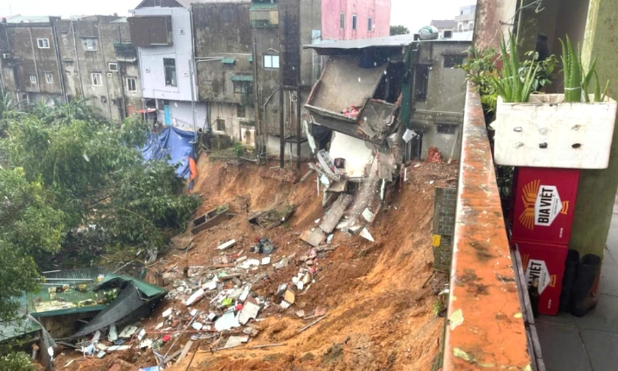 Sạt lở làm sập nhà dân ở xã Khe Sanh, đe dọa nhiều căn nhà khác trong khu vực.