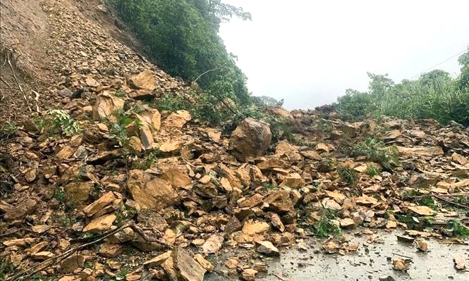 Một tuyến đường giao thông bị sạt lở do mưa lũ.
